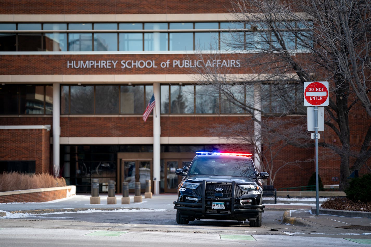 A police car waits on campus at the University of Minnesota after receiving deadly threats by a man saying he was going to target the U on Thursday, Jan. 11, 2024 in Minneapolis, Minn. ] Angelina Katsanis • angelina.katsanis@startribune.com