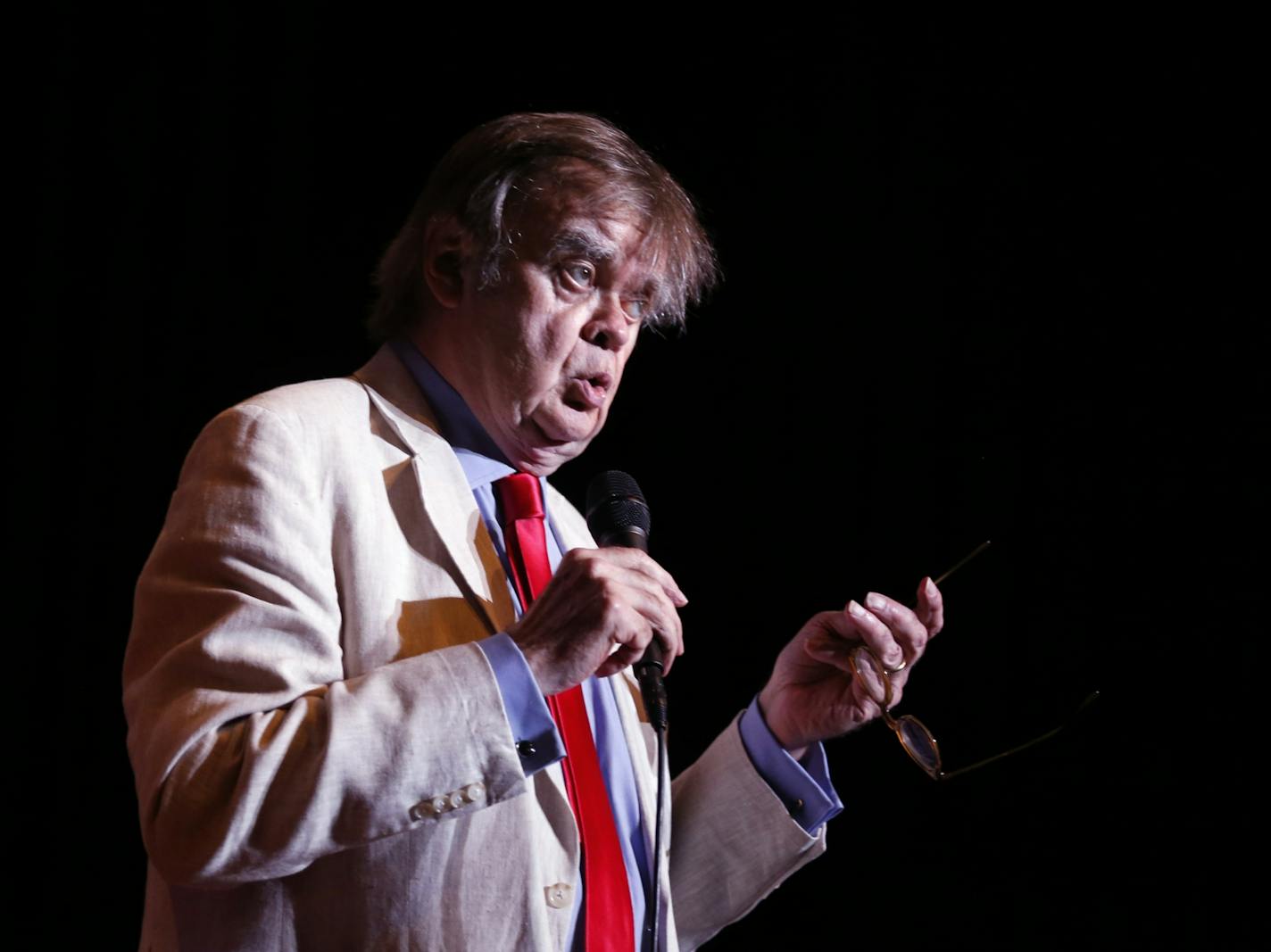 Garrison Keillor sings with the audience during the encore.