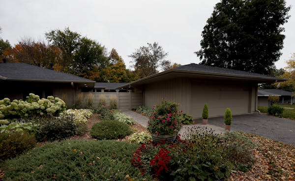 ] CARLOS GONZALEZ cgonzalez@startribune.com October 10, 2013, Shorewood, Minn., Sherry O'Donnell's 1970s townhome was stuck in a time warp. A whole ho