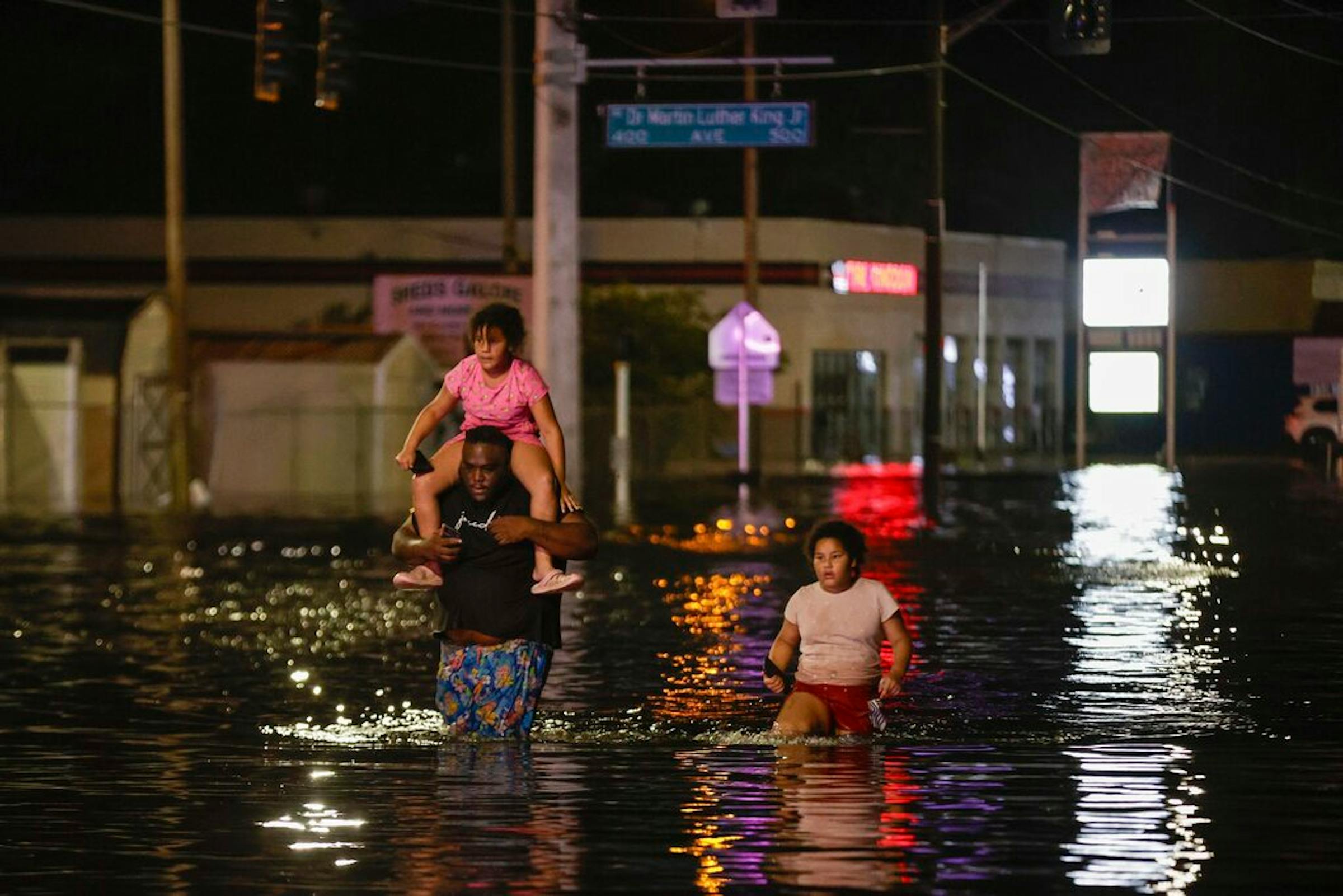 Helene açoita o Sul com vento e chuva. Milhões estão sem energia