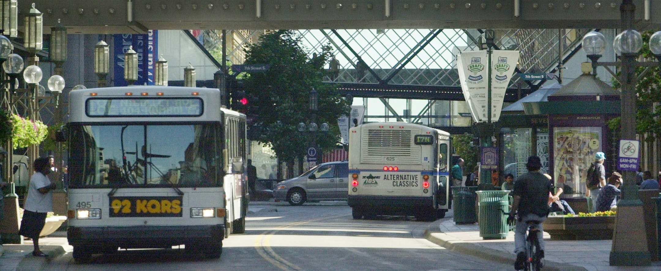 Minneapolis,MN Thursday 6/21/2000 AA Convention wrap Downtown Mpls and Bloomington /Mall of America --Skyways over Nicollet Mall ORG XMIT: MIN2014121914290372