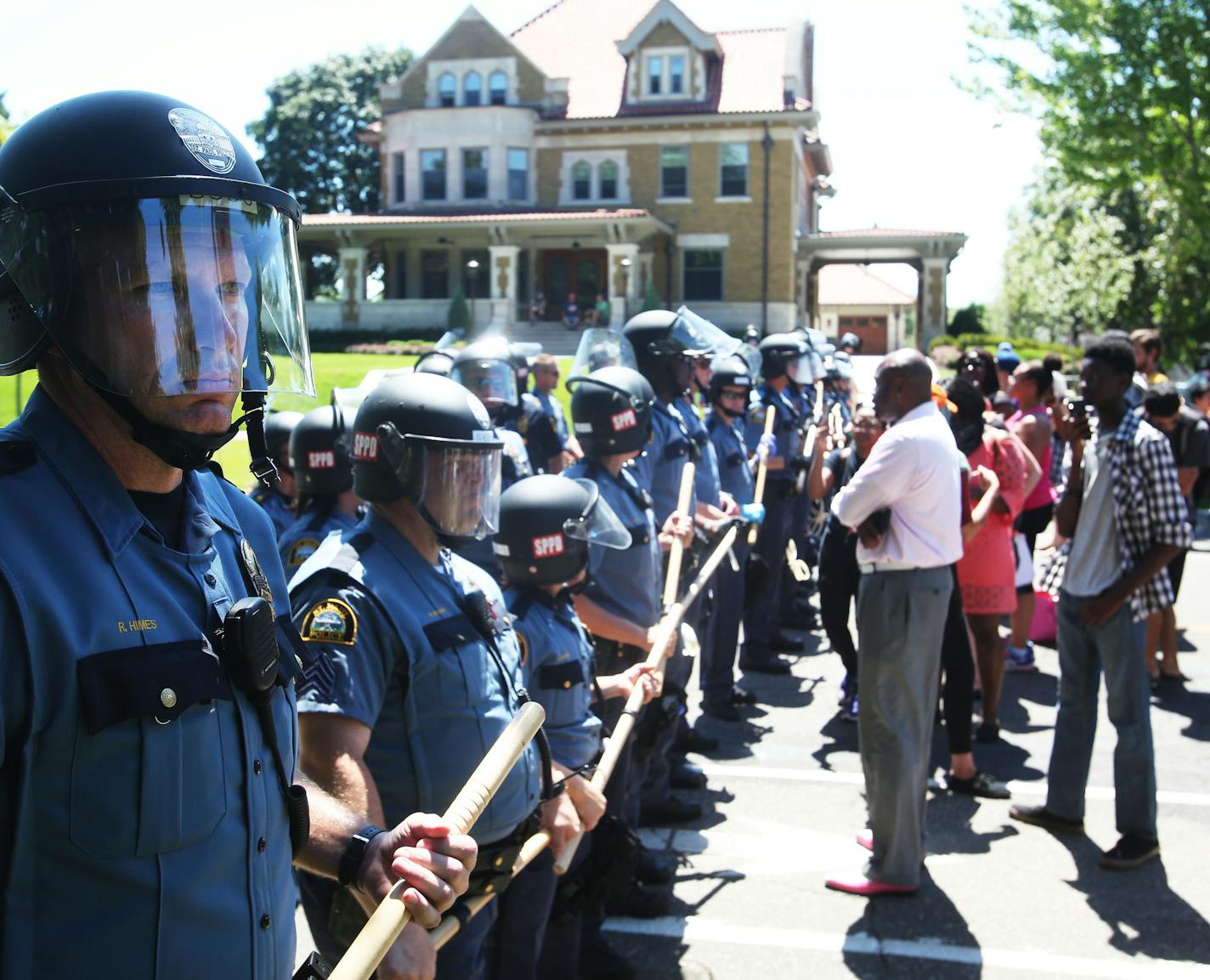 Protestors and St. Paul police officers face off at Oxford and Summit Ave. following arrests of protestors outside Gov. Mark Dayton's mansion Tuesday, July 26, 2016, in St. Paul, MN.](DAVID JOLES/STARTRIBUNE)djoles@startribune Protesters were ordered Tuesday to clear the street and sidewalk in front of the governor's residence, where they have been since the fatal police shooting of Philando Castile nearly three weeks ago in neighboring Falcon Heights.**