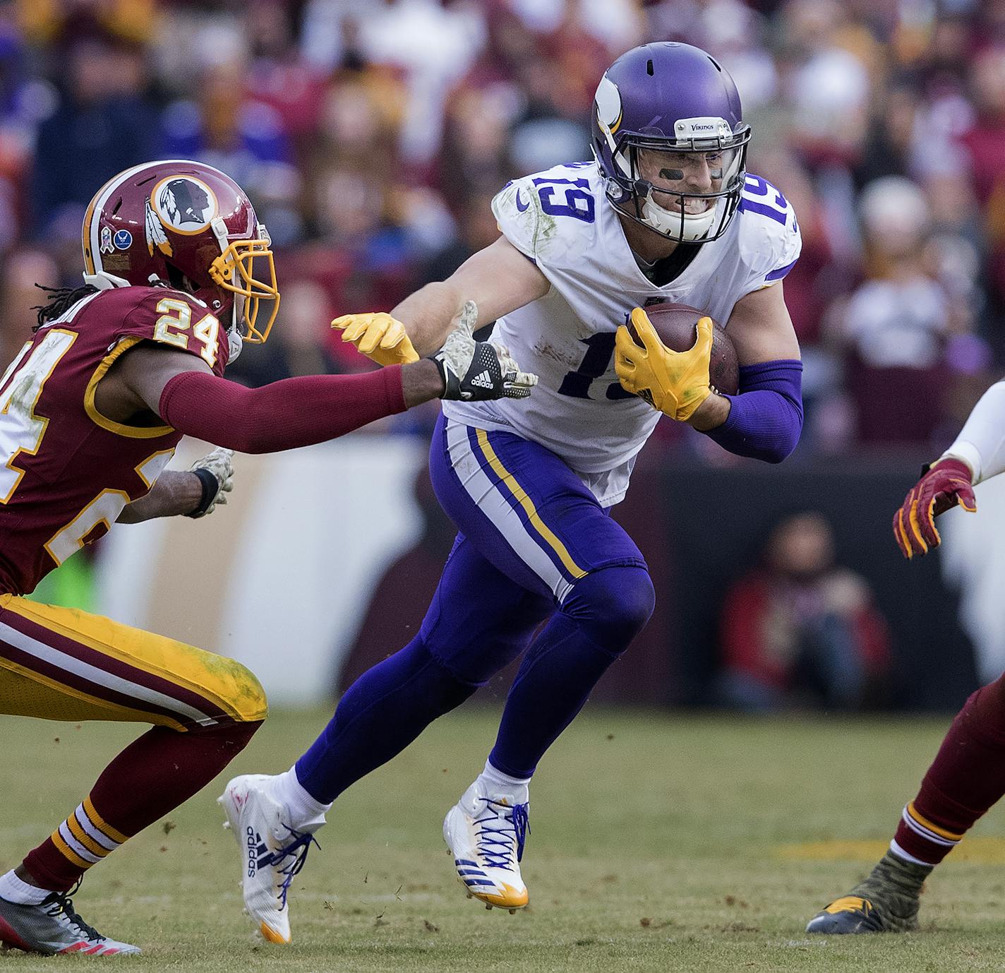 Vikings receiver Adam Thielen (19) caught a pass in the fourth quarter. ] CARLOS GONZALEZ &#xef; cgonzalez@startribune.com - November 12, 2017, Landover, MD, FedEx Field, NFL, Minnesota Vikings vs. Washington Redskins.