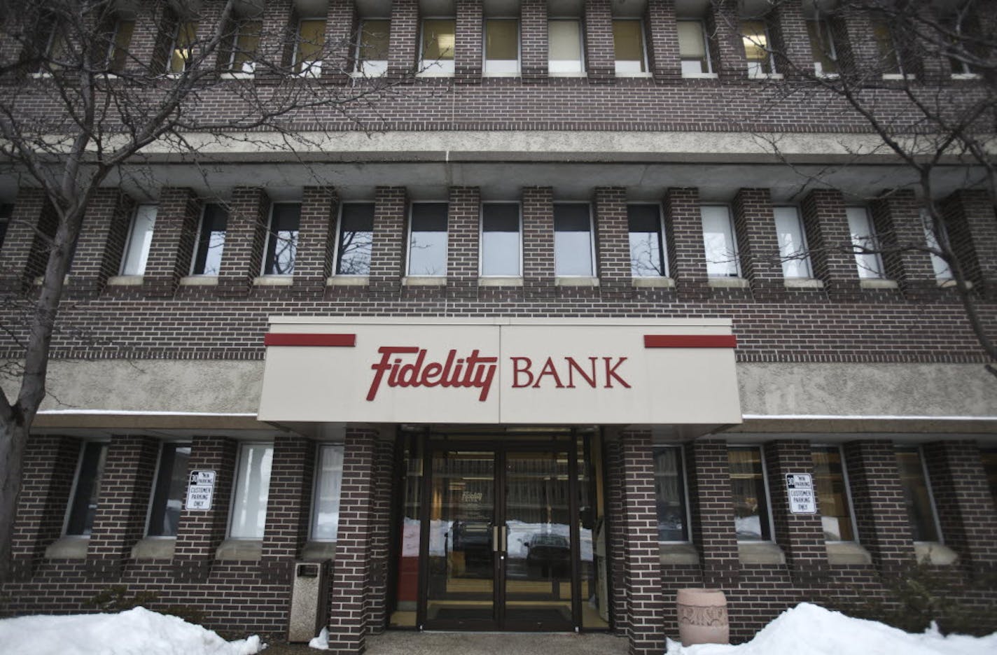 Fidelity Bank in Edina is among the banks in an "intense" battle for creditworthy customers, CEO Chuck Mueller says.