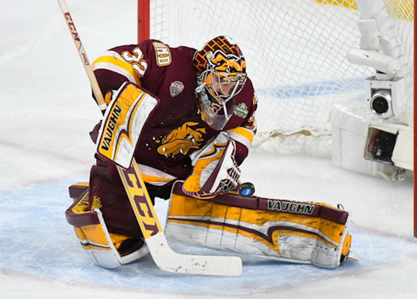 Minnesota-Duluth Bulldogs goaltender Hunter Shepard (32) blocked a Notre Dame Fighting Irish shot in the third period.    ] AARON LAVINSKY • aaron.lavinsky@startribune.com