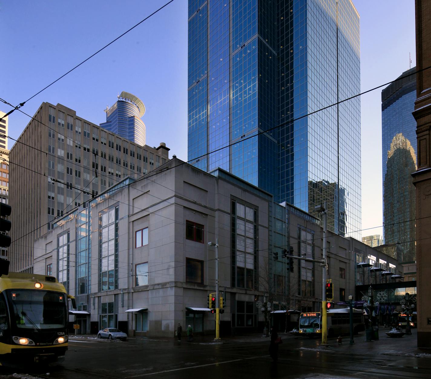 Gaviidae II, built on a site once occupied by a J.C. Penney store, is next to the RBC Plaza office tower. Gaviidae opened in phases beginning in 1989.