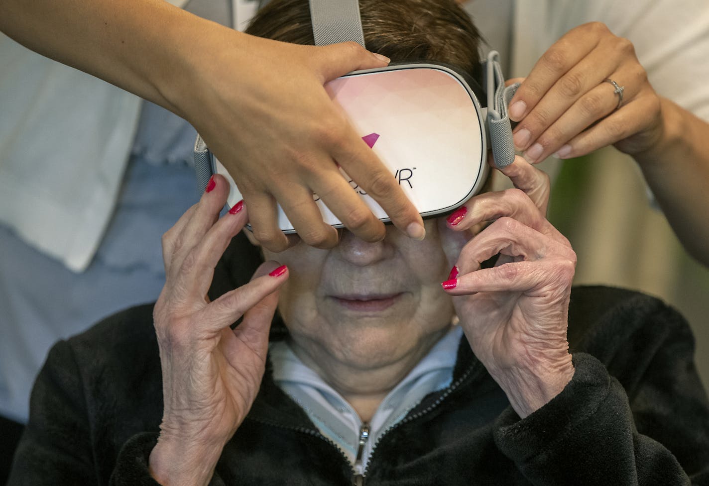 Shorewood Landing Activities Director Nadia Smith, place a virtual reality system onto memory-care resident Cleone Foster, cq, for a session, Tuesday, July 23, 2019 in Excelsior, MN. ] ELIZABETH FLORES &#x2022; liz.flores@startribune.com