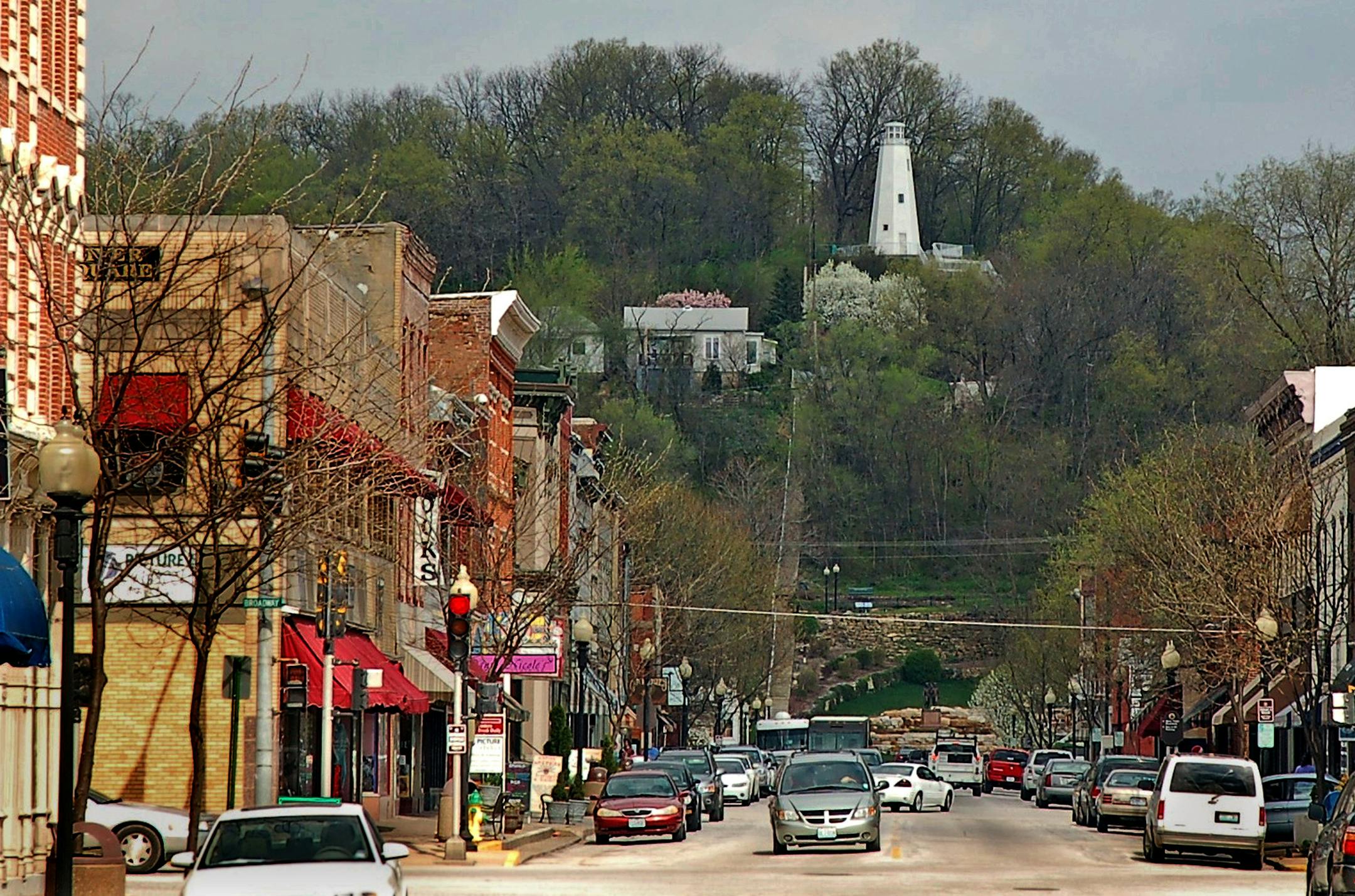 Hannibal's Main Street, where Mark Twain often played in the 1840s (as a boy named Sam Clemens) stops at Cardiff Hill, rising in the background. (Christopher Reynolds/Los Angeles Times/MCT) ORG XMIT: 1090864