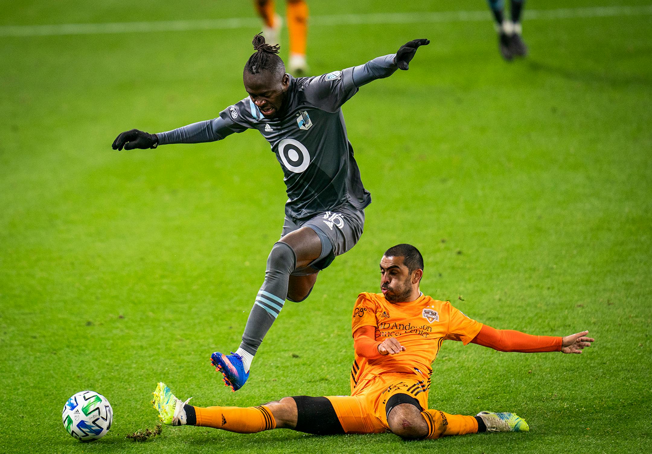 Minnesota United forward Kei Kamara (16) jumped over Houston Dynamo defender Victor Cabrera (36) during the second half.