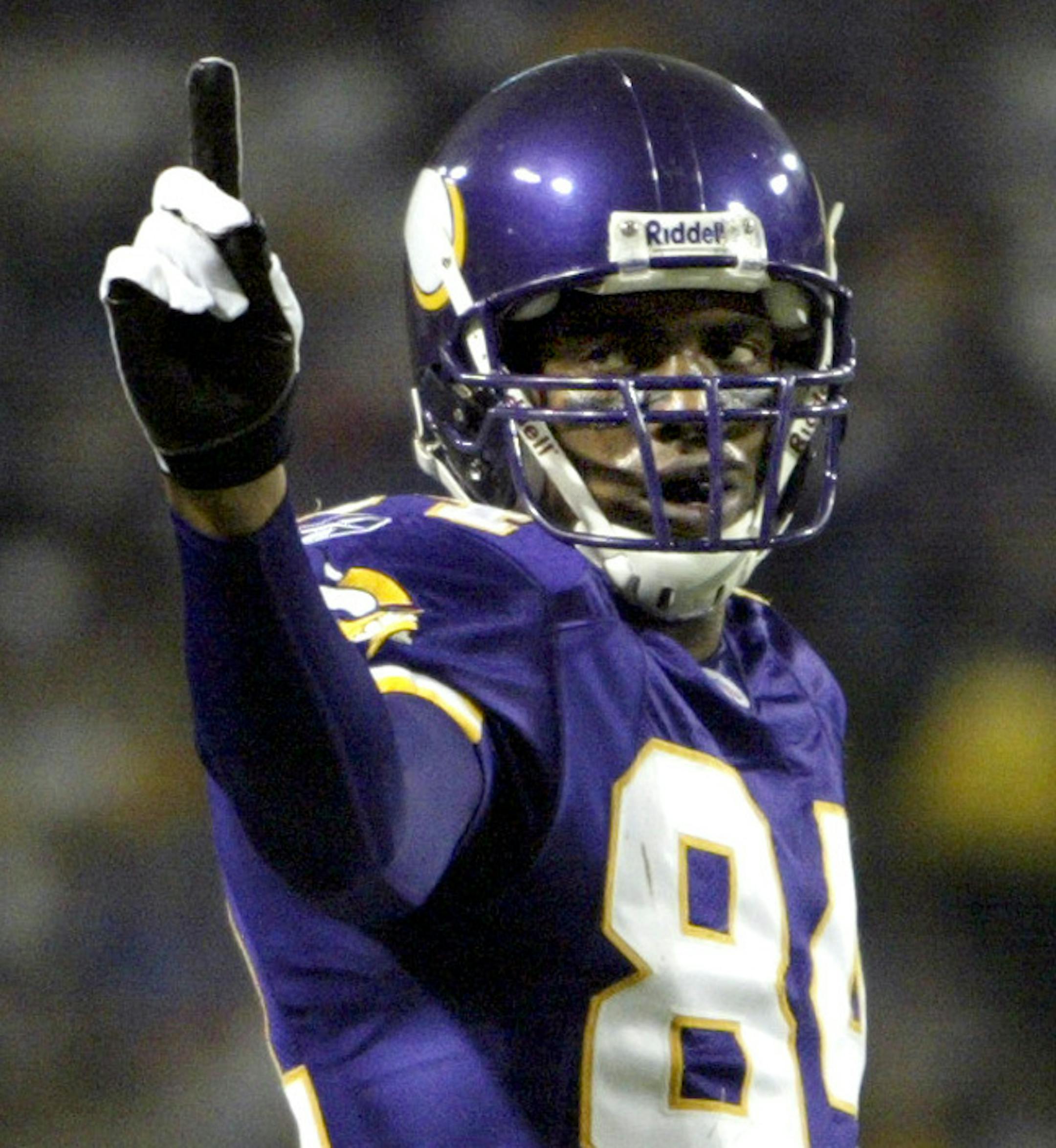Carlos Gonzalez/Star Tribune November 28, 2004
Metrodome, Minneapolis, MN Ò NFL Ò Minnesota Vikings vs. Jacksonville Jaguars Ò FOR FILE_+----- Minnesota receiver Randy Moss, #84, signals 1st down (not his) in the 2nd half of SundayÌs game. Moss had a touchdown catch in his return after and injury. Minnesota beat Jacksonville by a final score of 27-16. ORG XMIT: MIN2017021116473314 ORG XMIT: MIN1702111650022170