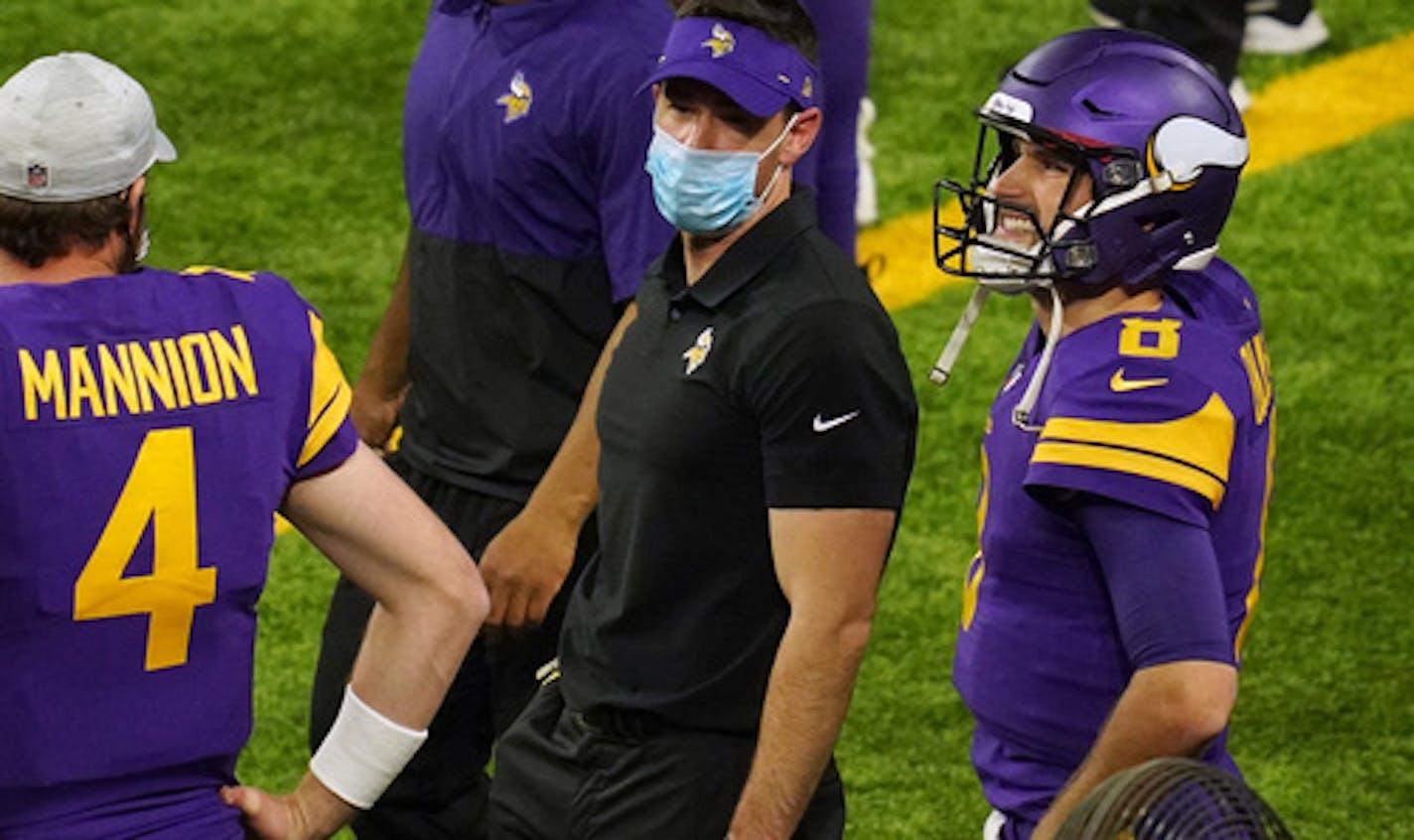 Minnesota Vikings quarterback Kirk Cousins (8) watched from the sidelines as time ran out in the fourth quarter. ] ANTHONY SOUFFLE • anthony.souffle@startribune.com