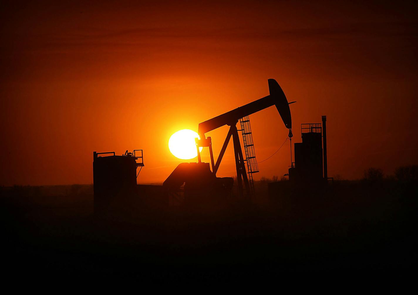 The sun set over the Bakken Oil Formation, behind an oil well near Williston. ] (JIM GEHRZ/STAR TRIBUNE) / September 26, 2013, Watford City, ND &#x201a;&#xc4;&#xec; BACKGROUND INFORMATION- PHOTOS FOR USE IN FIRST PART OF NORTH DAKOTA OIL BOOM PROJECT: Dozens of drilling rigs dot the North Dakota landscape in the Williston Basin and the Bakken Oil Formation. Once the rigs drill holes, several miles deep and then several miles horizontally, hydraulic fracturing technology (&#x201a;&#xc4;&#xfa;frac