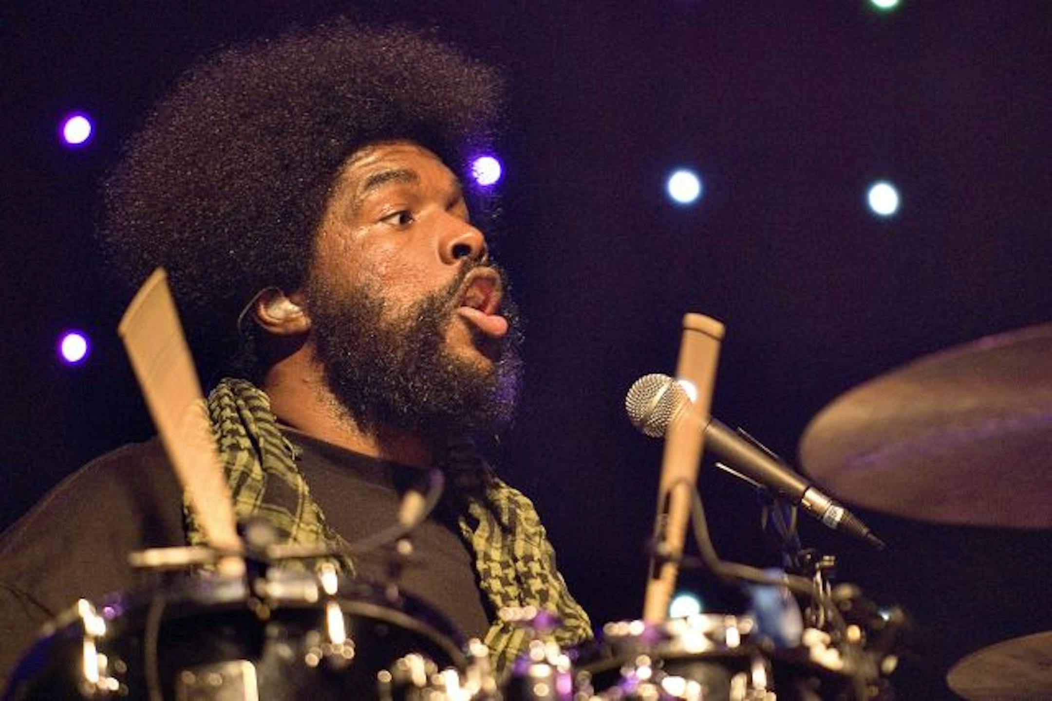 CHICAGO - NOVEMBER 13: ?uestlove of The Roots performs during the Miller Genuine Draft 'Genuine Flow' Concert at The Vic Theatre on November 13, 2008 in Chicago.