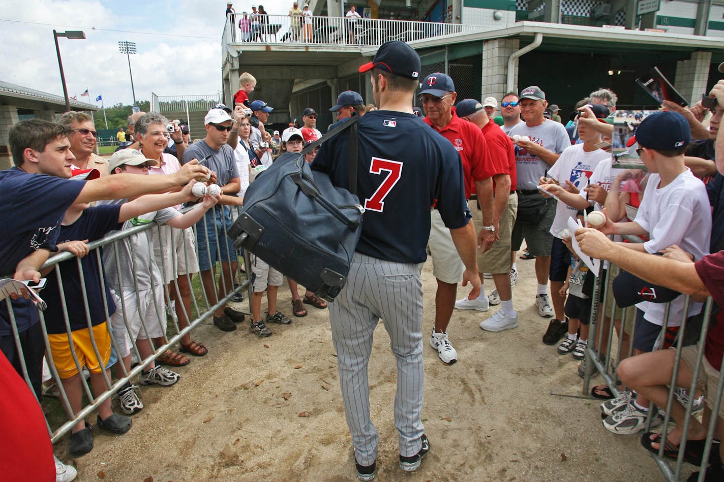 MARLIN LEVISON * mlevison@startribune.com Assign. #00001748A St. Paul, MN Feb. 21, 2008] GENERAL INFORMATION:  Twins Spring Training IN THIS PHOTO: Joe Mauer attracted a crowd of autograph seekers at the conclusion of a recent practice.