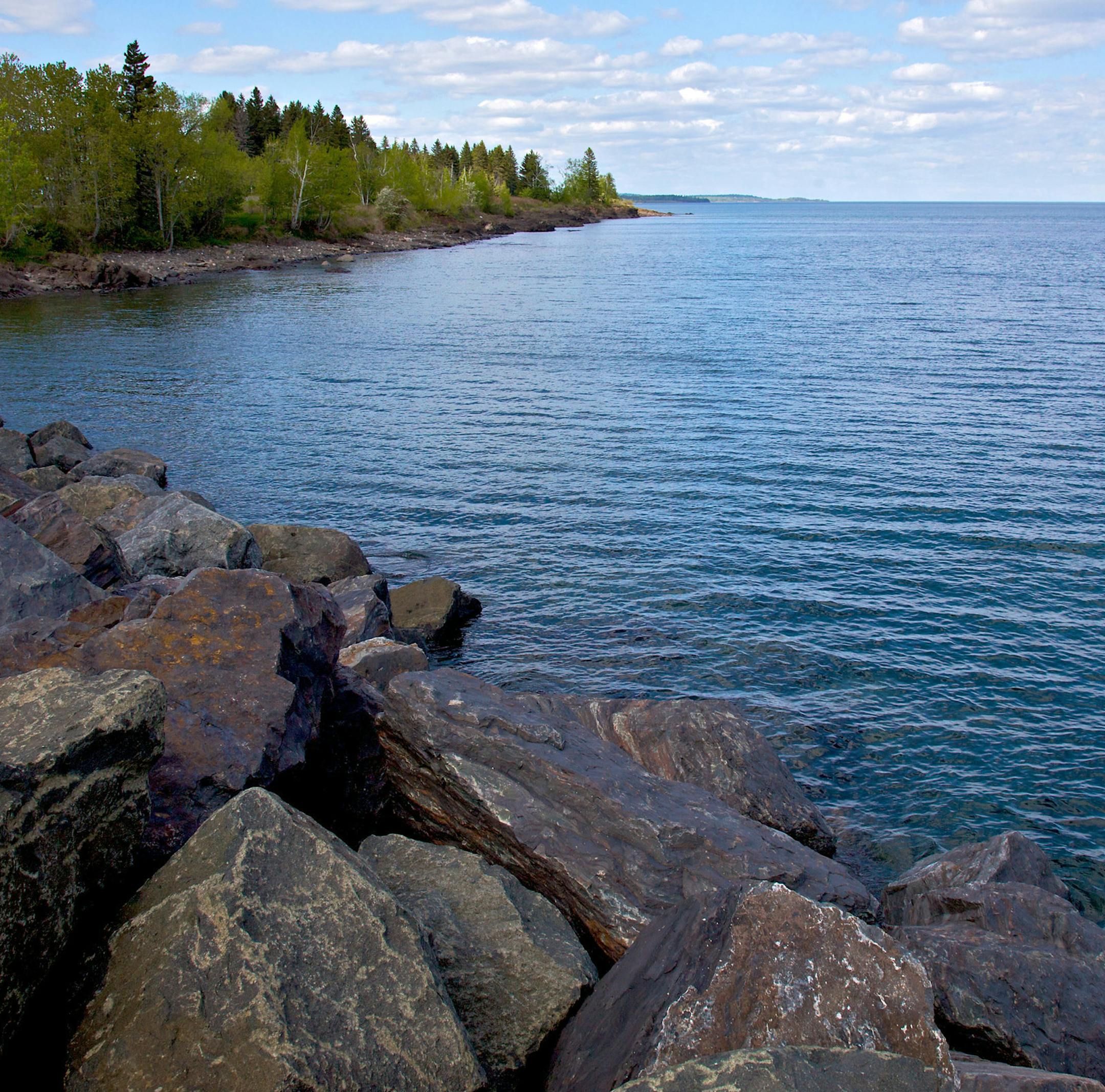 STEVE RICE Çƒ¢ srice@startribune.com Duluth, MN 06/01/2009] A number of businesses and restaurants line North Shore Drive along Lake Superior. ORG XMIT: MIN2014062815371836