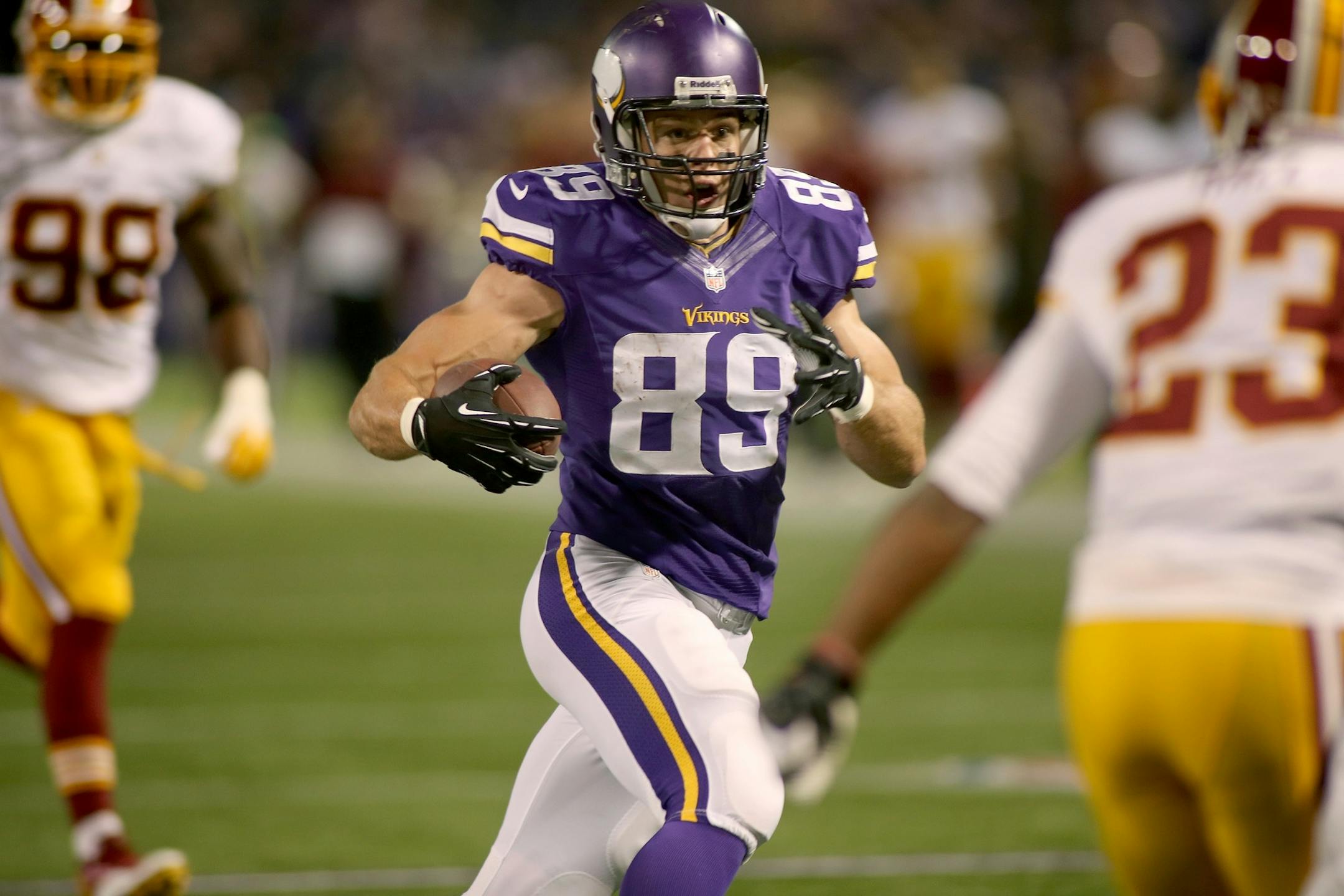 Minnesota Vikings tight end John Carlson (89) made his way into the end zone for his first touchdown in the third quarter as the Vikings took on the Washington Redskins, Thursday, November 7, 2013 at Mall of America Field in Minneapolis, MN. (ELIZABETH FLORES/STAR TRIBUNE) ELIZABETH FLORES � eflores@startribune.com