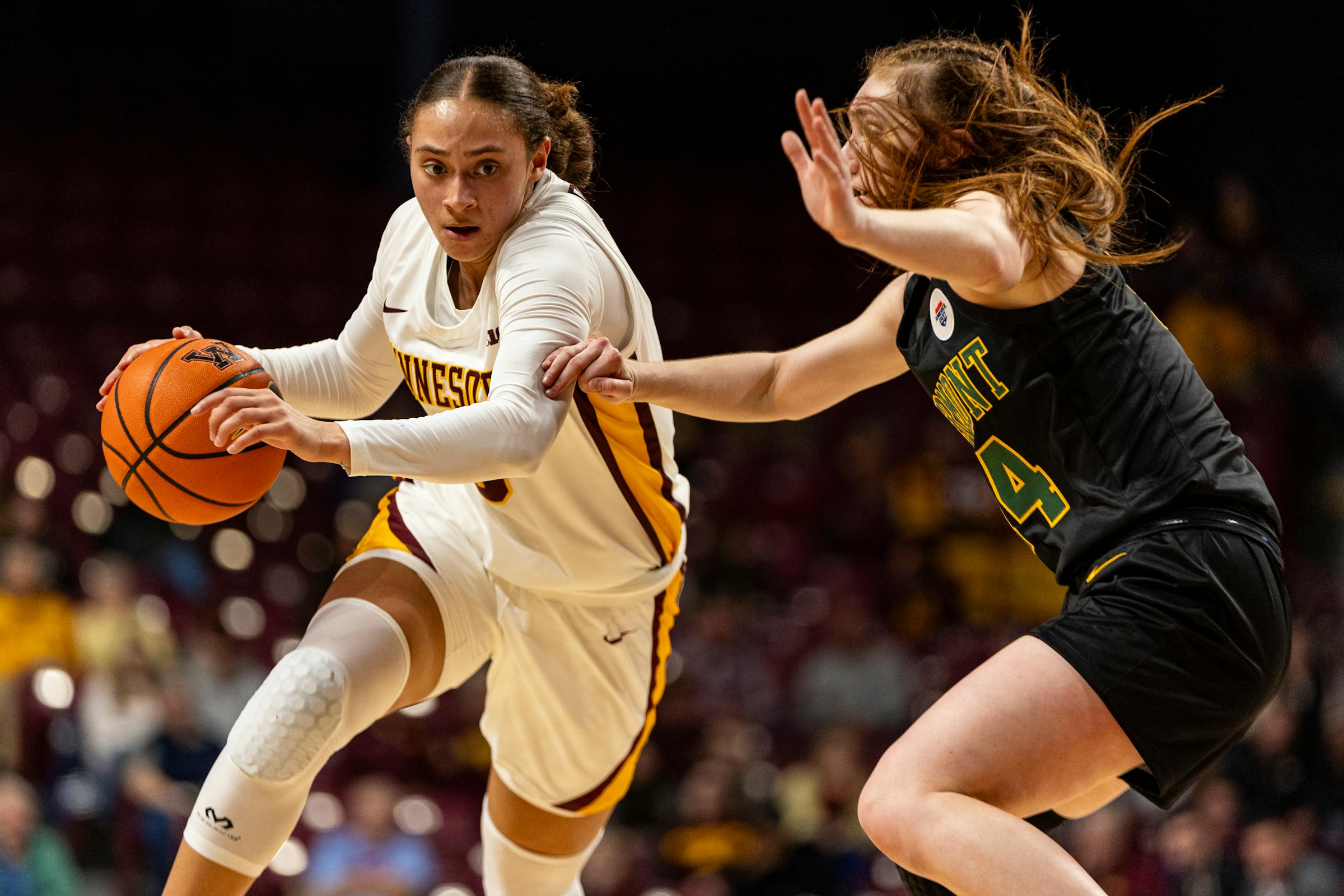 Gophers roll to women’s basketball win