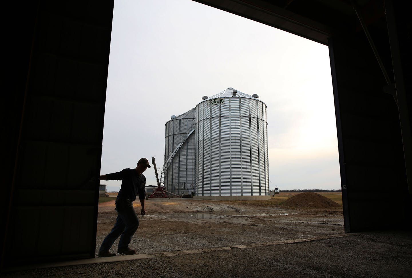 Farmer Matthew Starr closes the barn doors at his farm, Starr Ag, on Wed., March 9, 2016 in Nauvoo, Ill. Starr grows both GMO and non-GMO grains. He is fine with labeling GMO and non-GMO products as long as it is done on a federal basis. (Stacey Wescott/Chicago Tribune/TNS) ORG XMIT: 1181994