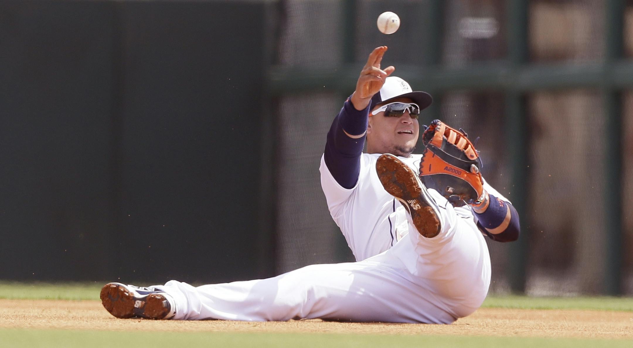 Detroit Tigers first baseman Miguel Cabrera throws to pitcher Alfredo Simon for the out on Miami Marlins' Don Kelly at first during the first inning of a spring training exhibition baseball game in Lakeland, Fla., Wednesday, March 25, 2015. (AP Photo/Carlos Osorio)