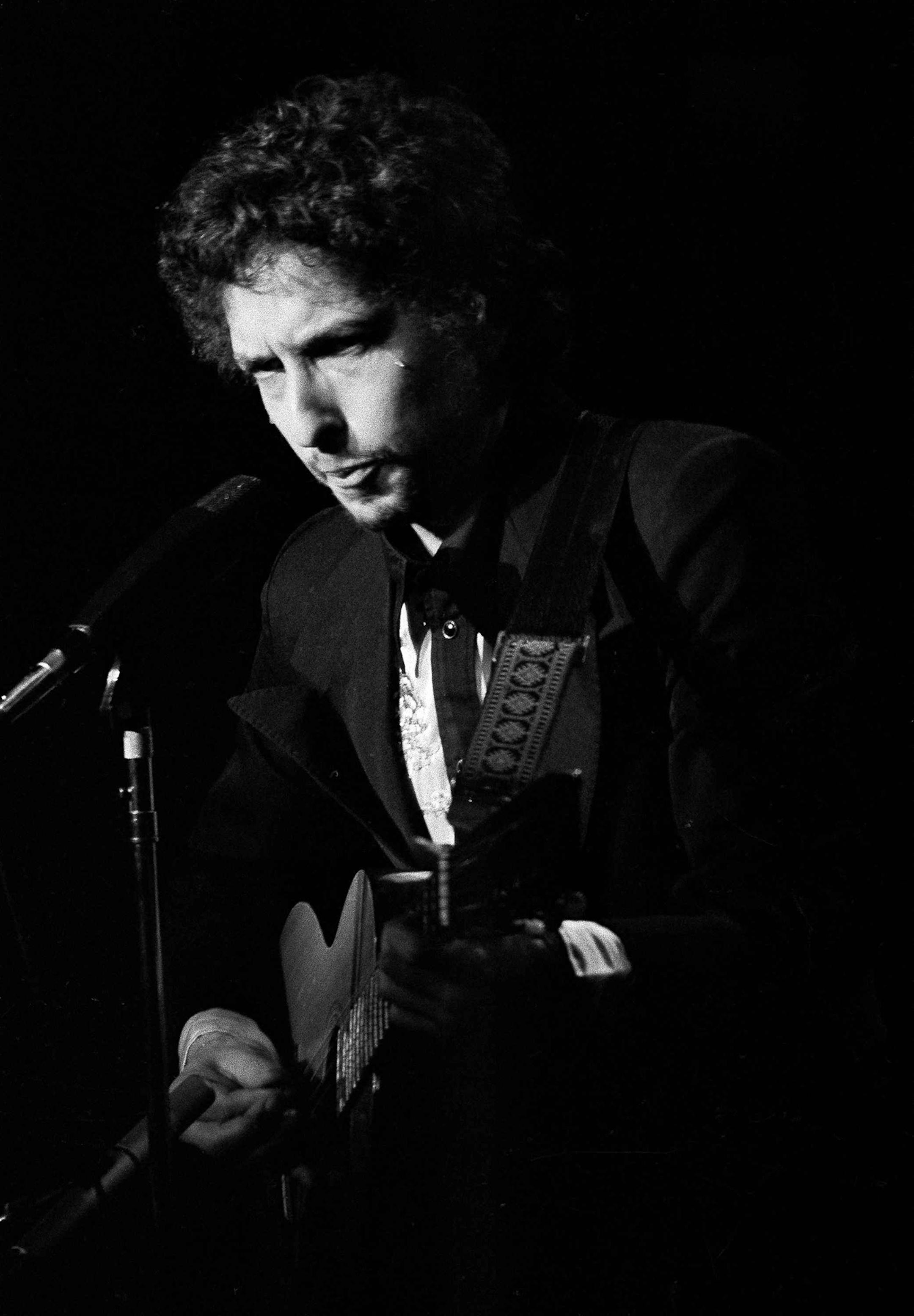 Singer Bob Dylan appears before a full house at Madison Square Garden in New York, Wednesday, Jan. 31, 1974. (AP Photo/Ray Stubblebine)