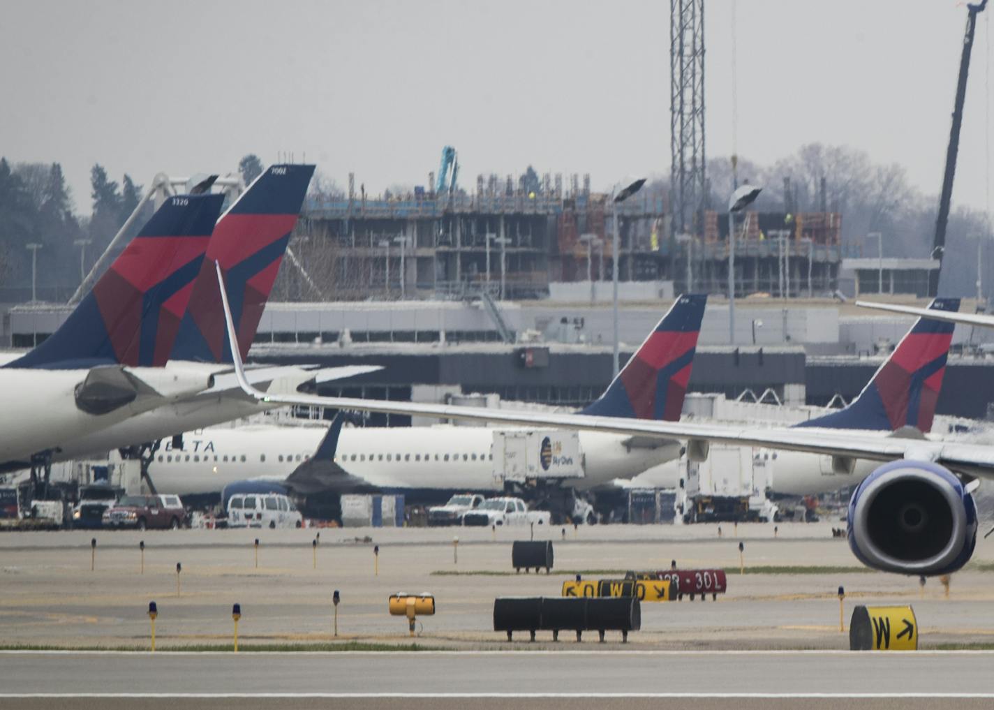 A plane taxied to take off at the Minneapolis/ St. Paul International Airport in Bloomington, Minn., on April 12, 2017. ] RENEE JONES SCHNEIDER &#xa5; renee.jones@startribune.com