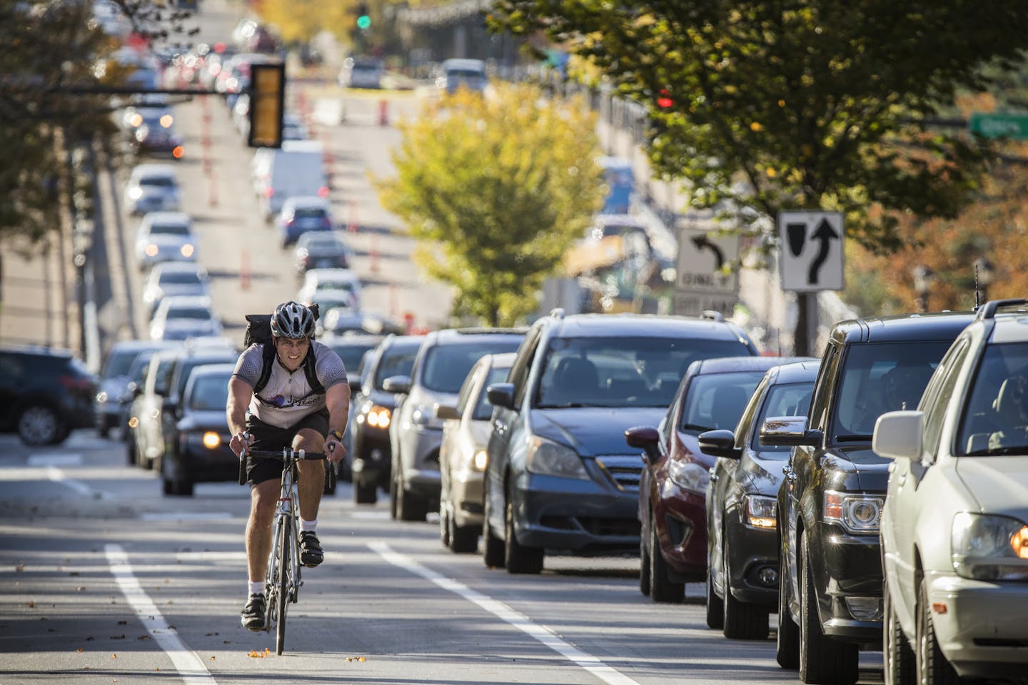 Cyclists and traffic move up Marshall Avenue eastbound in St. Paul during rush hour. ] LEILA NAVIDI &#x2022; leila.navidi@startribune.com BACKGROUND INFORMATION: Cyclists and traffic move up Marshall Avenue eastbound in St. Paul during rush hour on Tuesday, October 17, 2017. New bike lanes are cropping up around the Twin Cities, creating a divide between cyclists who feel safer riding in a lane and motorists, residents and business owners frustrated by lost space for driving and parking.