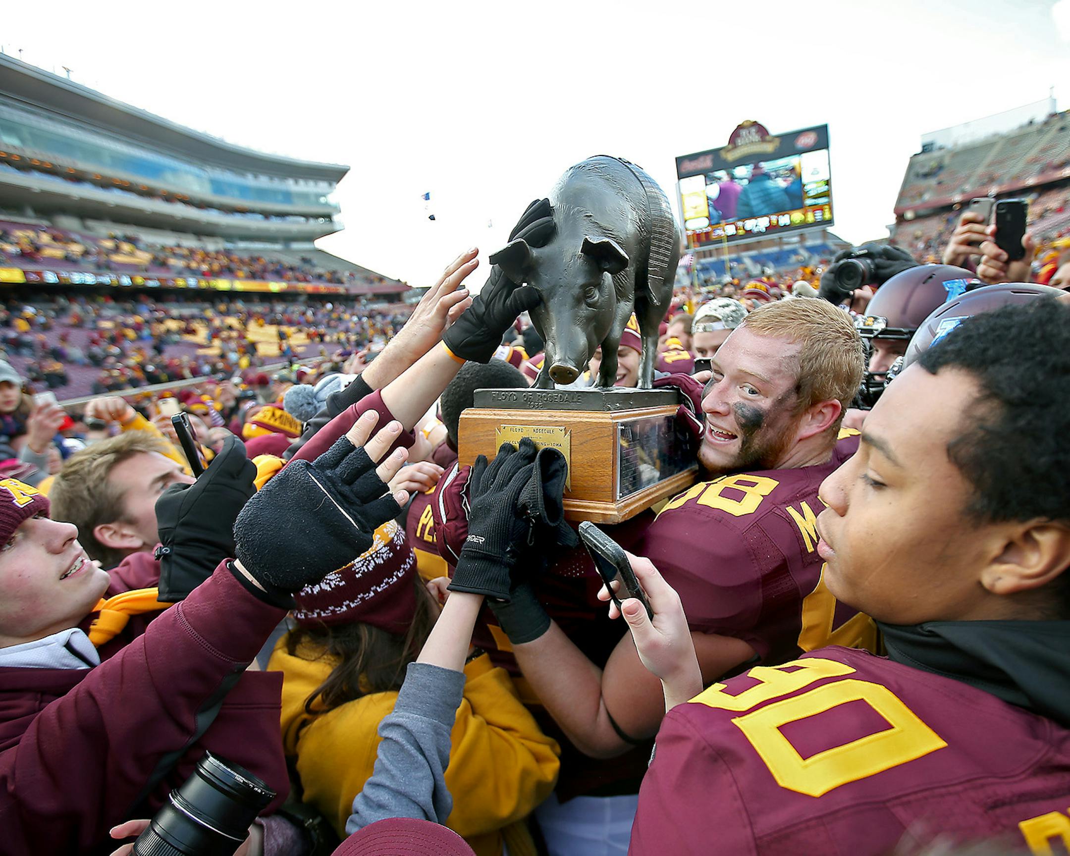 Minnesota's tight end Maxx Williams, center, celebrated with the "Floyd of Rosedale" trophy after the Gophers defeated Iowa 51-14 in 2014. They haven't hoisted it since.