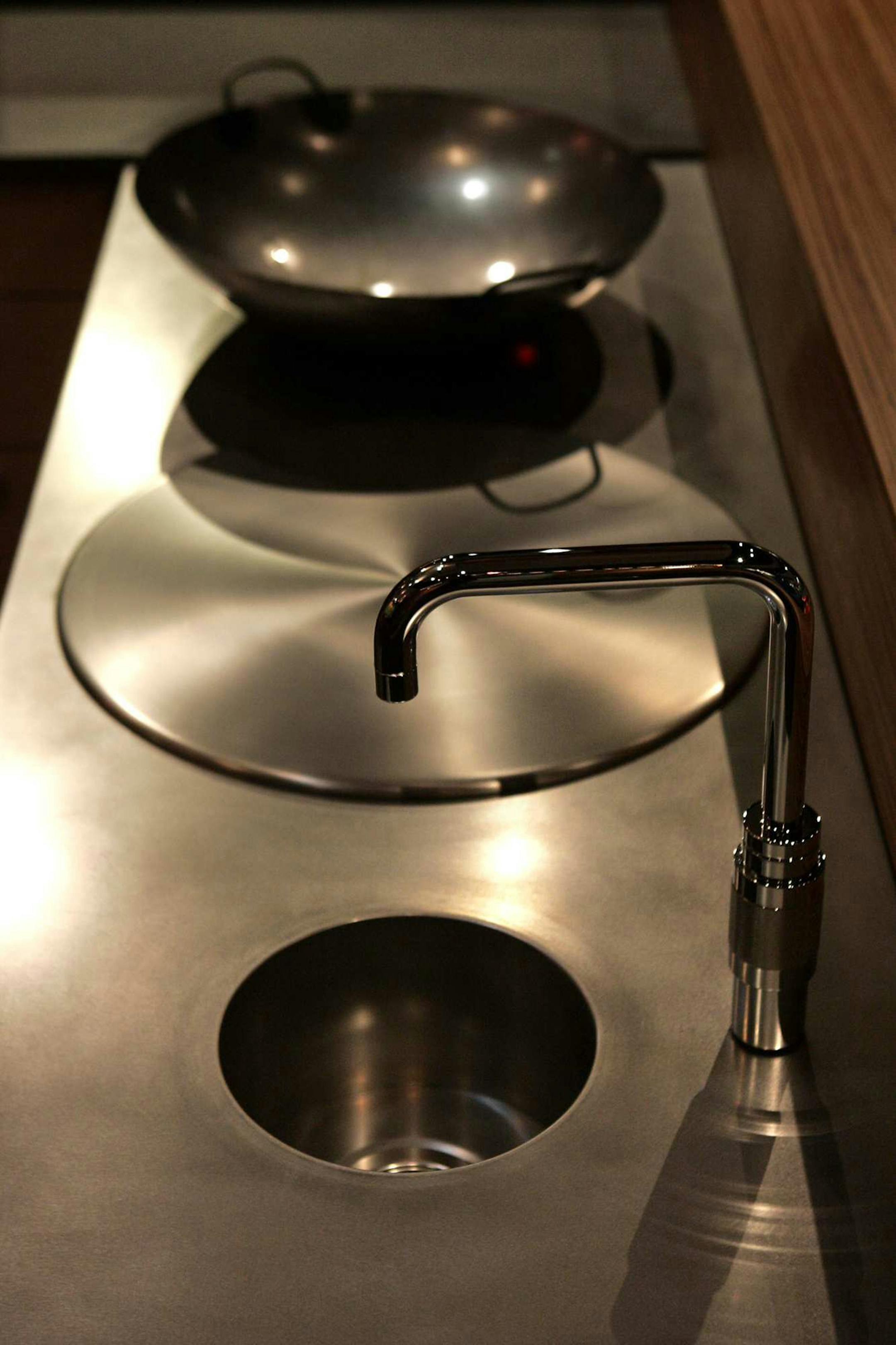 Stainless steel is one alternative to the ever-present granite countertop in a modern kitchen. (Ken Hively/Los Angeles Times/MCT) ORG XMIT: 1111365