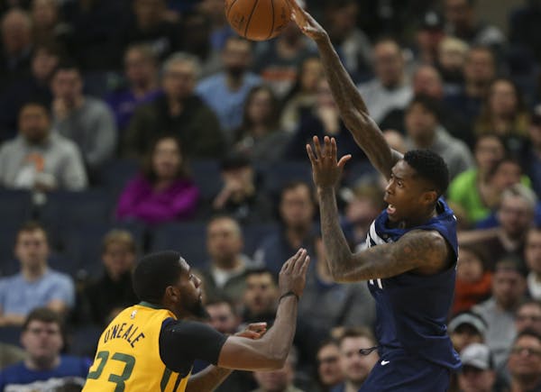 Minnesota Timberwolves guard Jamal Crawford (11) passed off after drawing the defense of Utah Jazz forward Royce O'Neale (23) in the first quarter. ] 