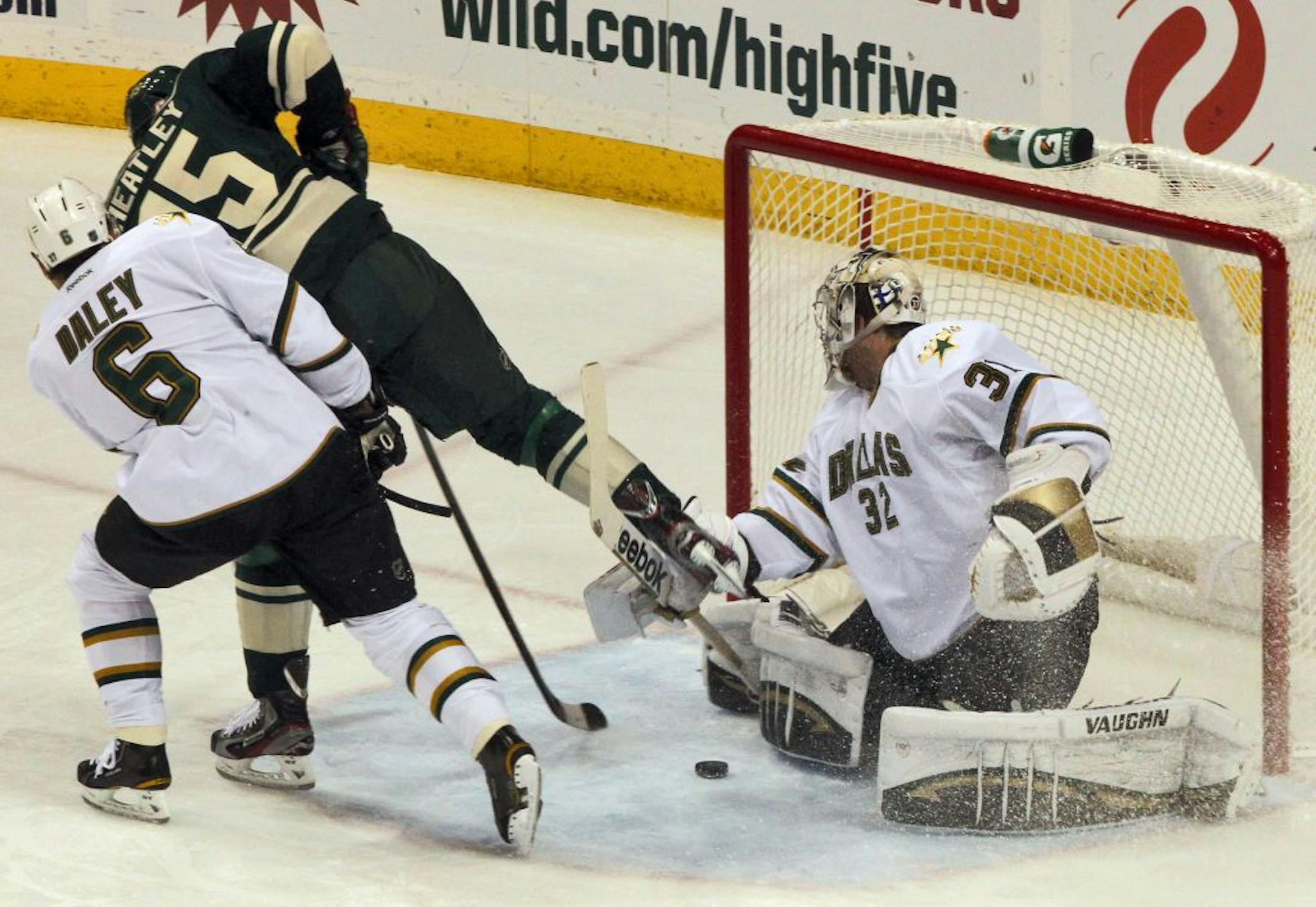 Minnessota North Stars vs. Dallas StarsWild Danny Heatley (15) missed on this first period opportunity to score on Dallas goalie Kari Lehtonen.