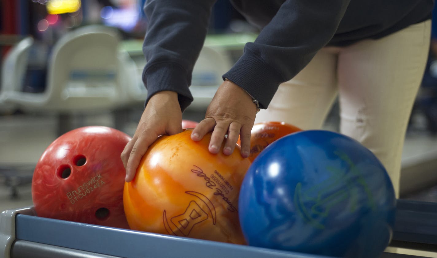 Heidi Froehlich selects a ball at Flaherty's in Arden Hills, MN. ] (Matthew Hintz, Arden Hills, 111113)