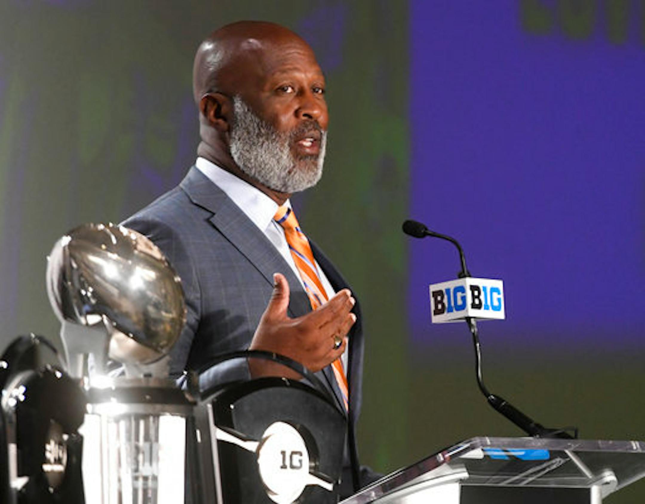Illinois football coach Lovie Smith