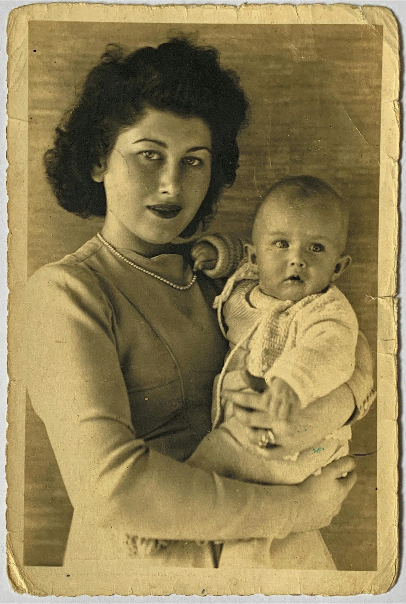 Inge Wiegandt and her daughter, Beatrice, who grew up to become author Svenja O'Donnell's mother.