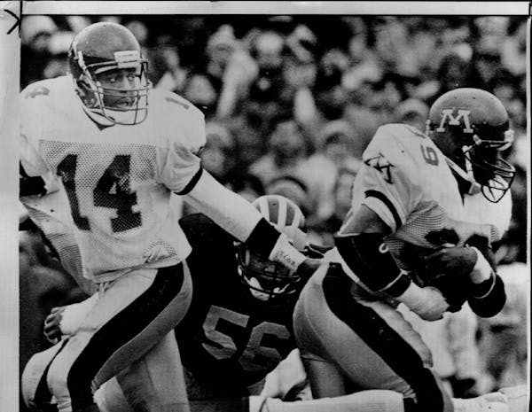 Gophers quarterback Rickey Foggie handed off to Darrell Thompson during Minnesota’s 1986 triumph over No. 2 Michigan.