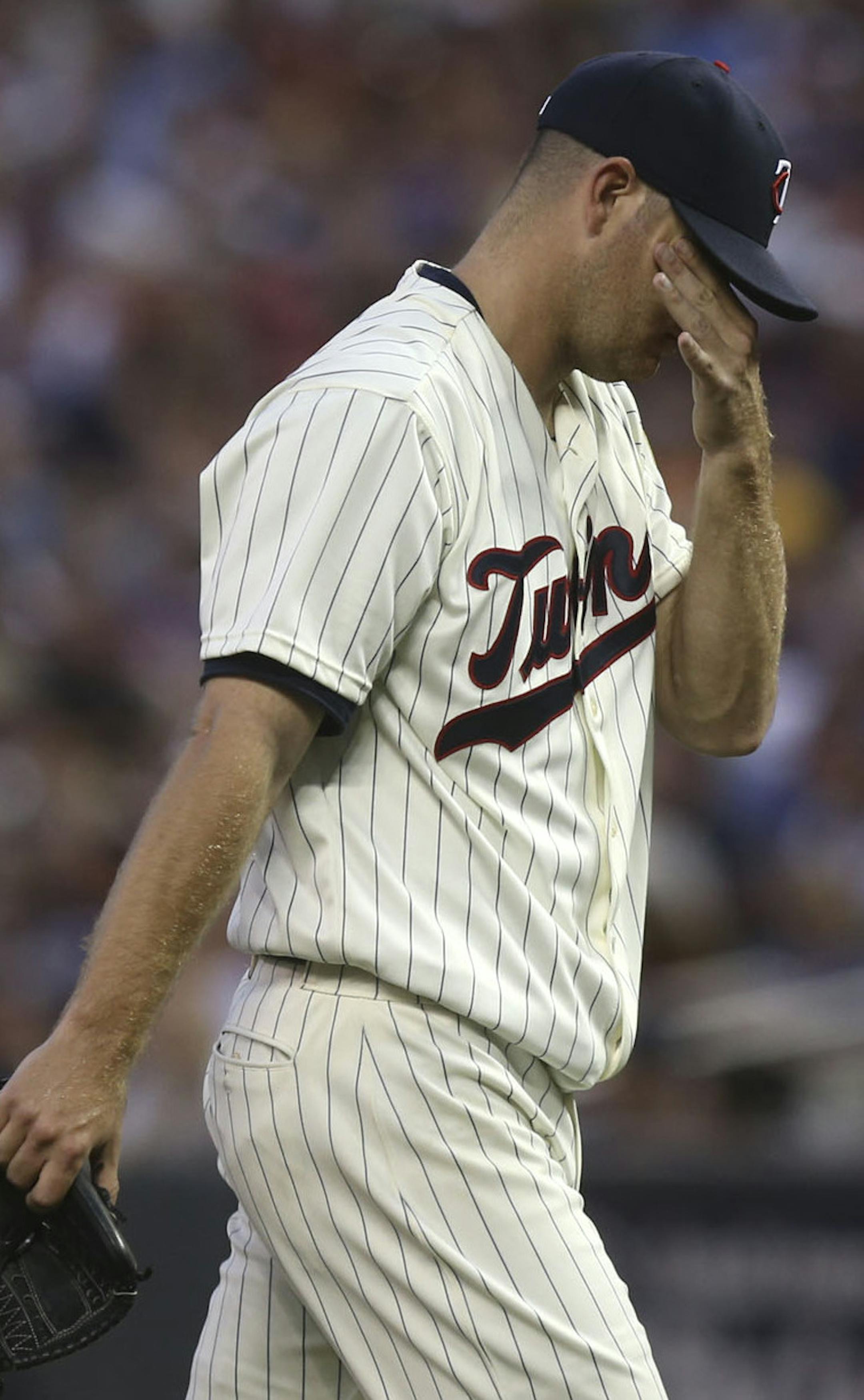 Twins P.J. Walters headed to the dugout after giving up two runs in thesixth inning at Target Field in Minneapolis Min., Wednesday, July 3, 2013 ] (KYNDELL HARKNESS/STAR TRIBUNE) kyndell.harkness@startribune.com