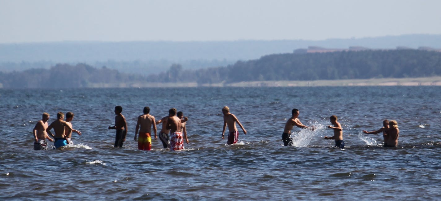 DAVID JOLES &#xa5; djoles@startribune.com - Duluth, MN - Aug. 27, 2010- Usually Lake Superior warms to its highest temps in mid-August, but this year it came a month early. But in typical Superior fashion, it didn't last. Historic high winds blew in, driving surface water temps back down. Still, it's a strange year, and scientists are going to keep measuring into next month to see what happens. In this photo:] Swimmers and beach goers were out in full force at Park Point Beach, including members