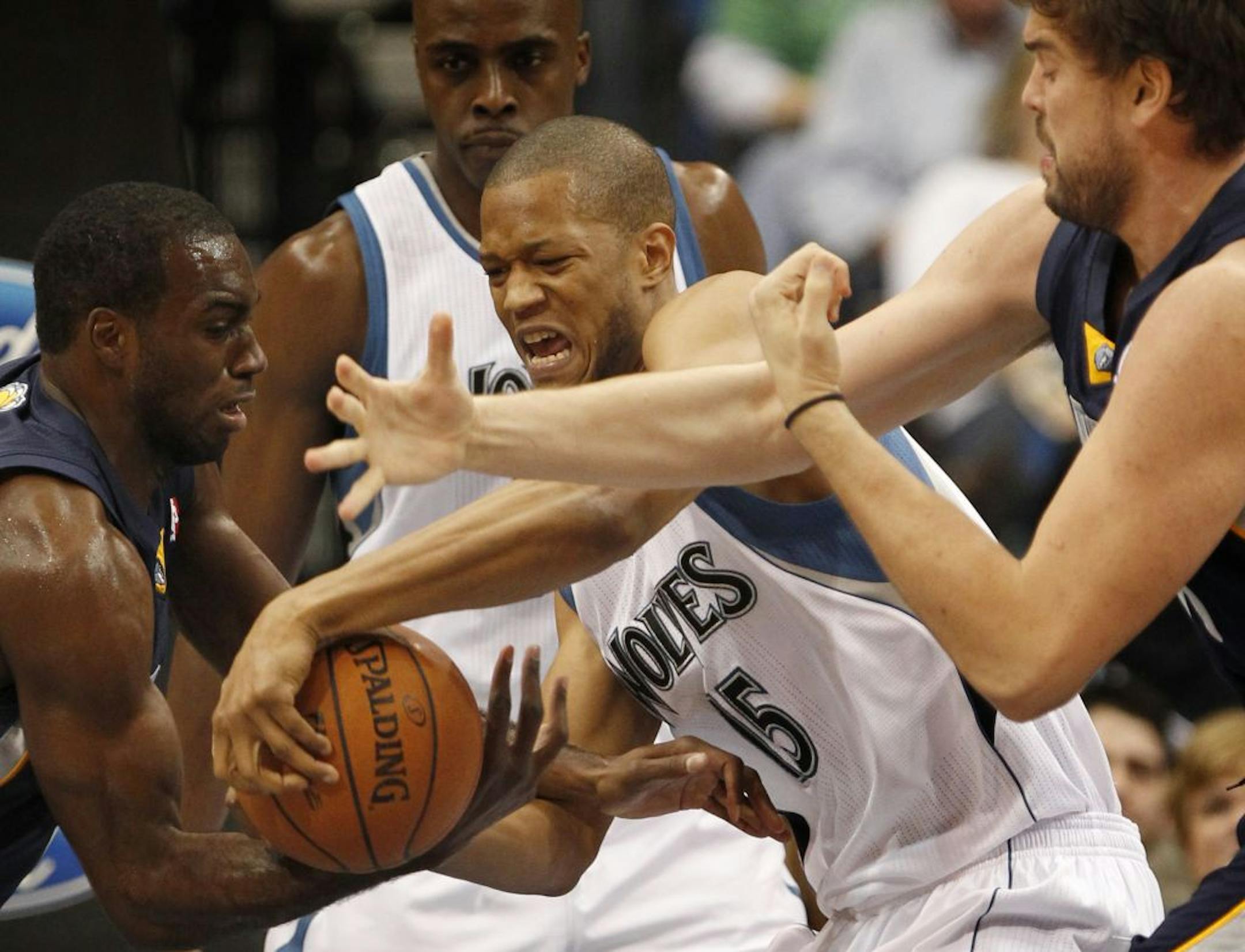 The Wolves' Anthony Randolph (15) fought for a loose ball with Memphis' Quincy Pondexter (20) and Marc Gasol (33).