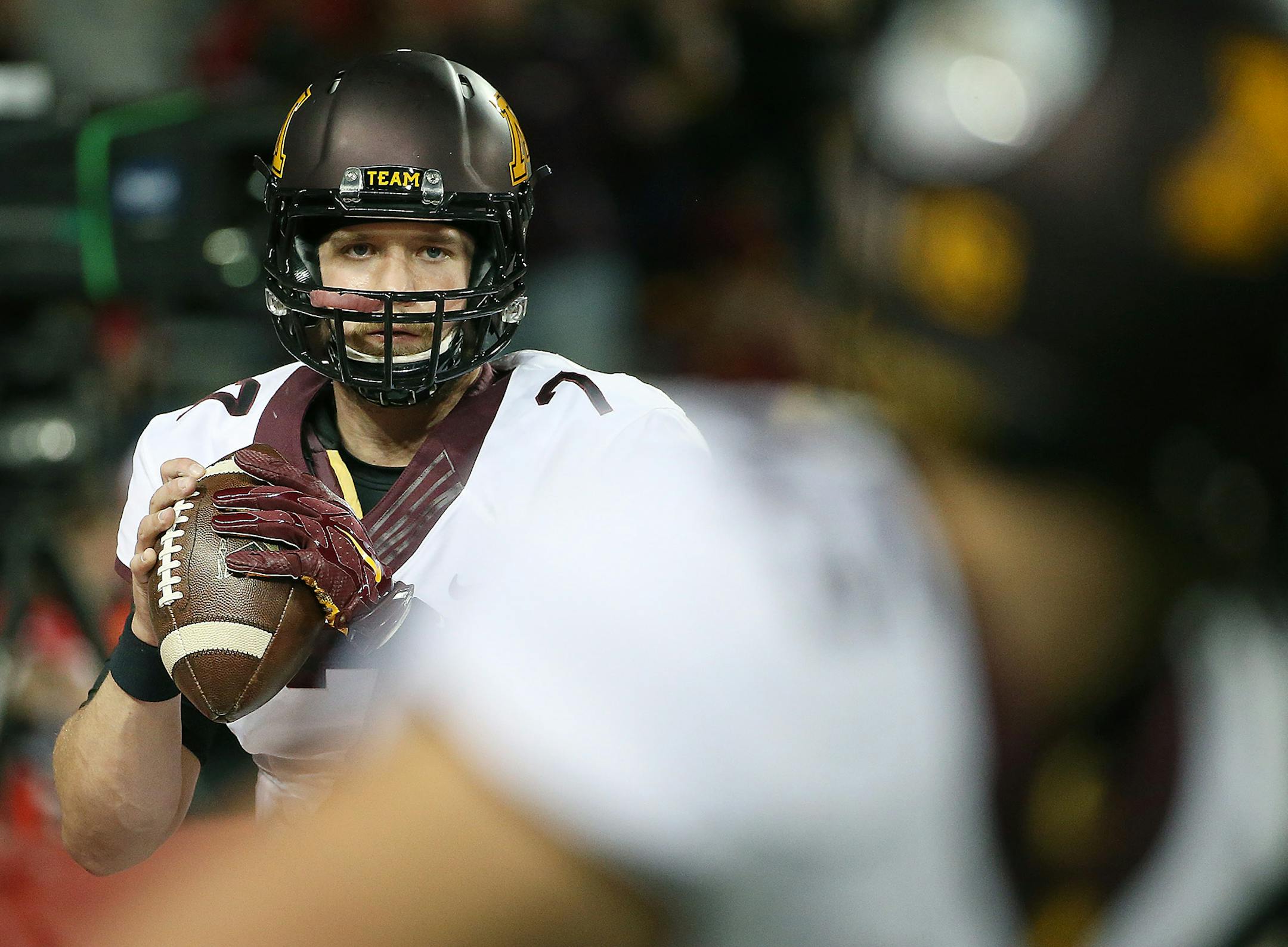Minnesota's quarterback Mitch Leidner warmed up on the field before the Minnesota Gophers took on the Ohio State Buckeyes at Ohio Stadium, Saturday, November 7, 2015 in Columbus, OH. ] (ELIZABETH FLORES/STAR TRIBUNE) ELIZABETH FLORES • eflores@startribune.com