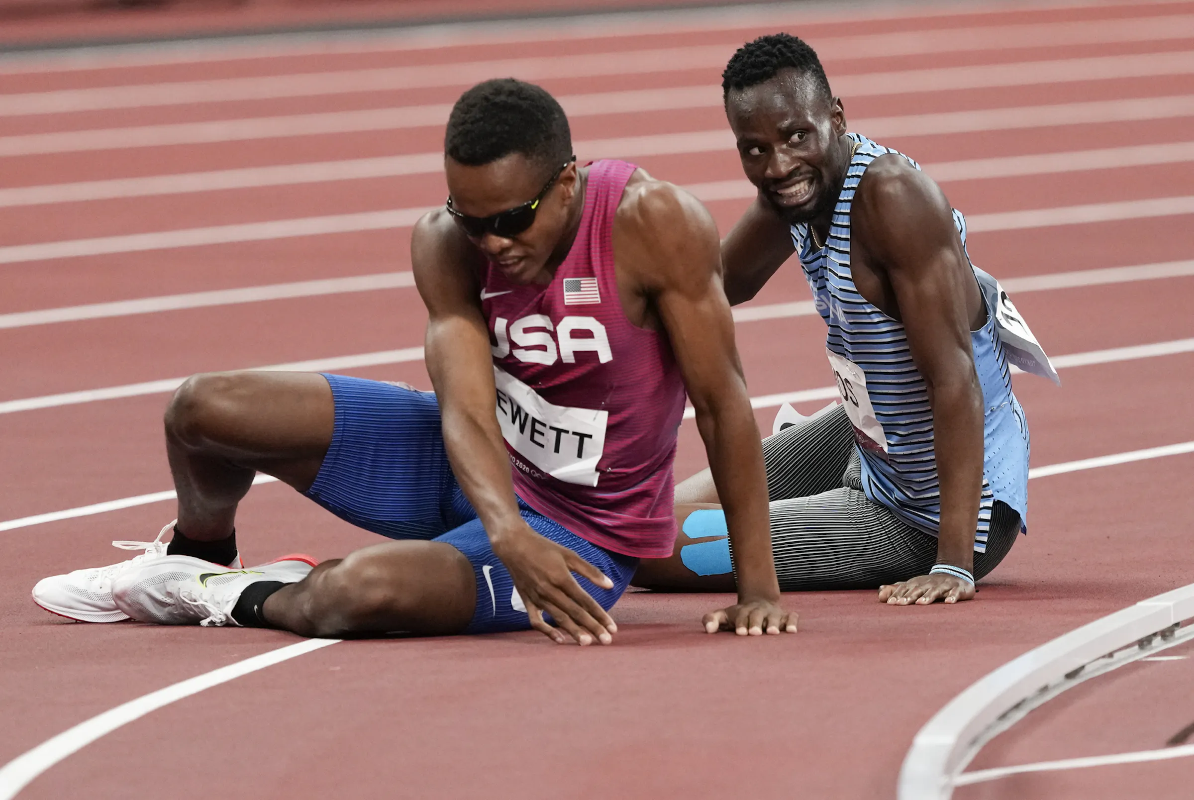 A gold medal in sportsmanship for two runners who fell during 800-meter ...