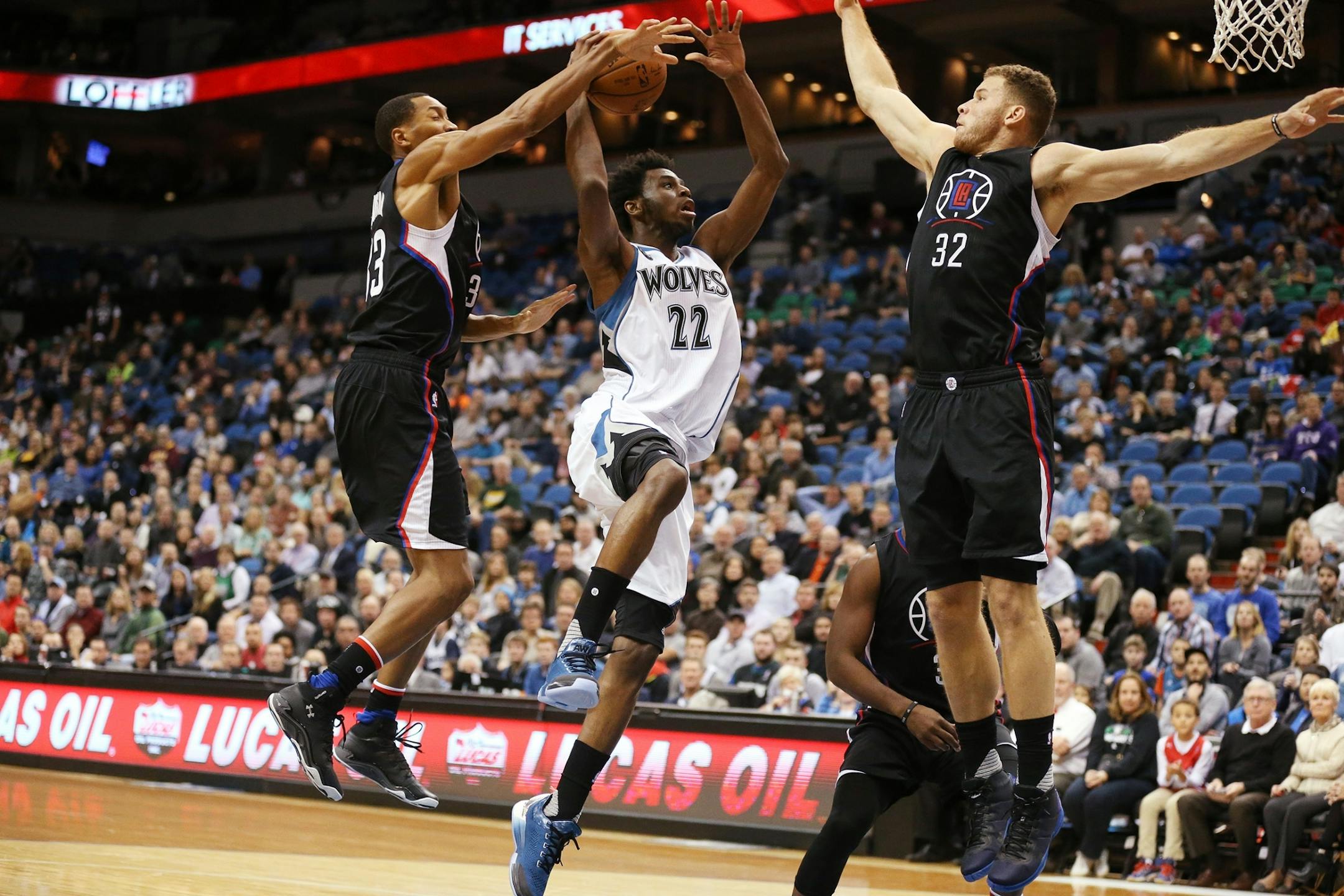 Minnesota Timberwolves guard Andrew Wiggins (22) shoots against Los Angeles Clippers forwards Wesley Johnson (33), left, and Blake Griffin (32) during the first half last week.