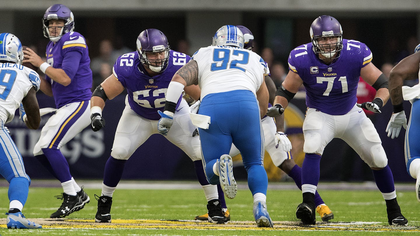 Minnesota Vikings offensive lineman Nick Easton (62) and Riley Reiff (71). ] CARLOS GONZALEZ &#xef; cgonzalez@startribune.com - October 1, 2017, Minneapolis, MN, NFL, US Bank Stadium, Minnesota Vikings vs. Detroit Tigers