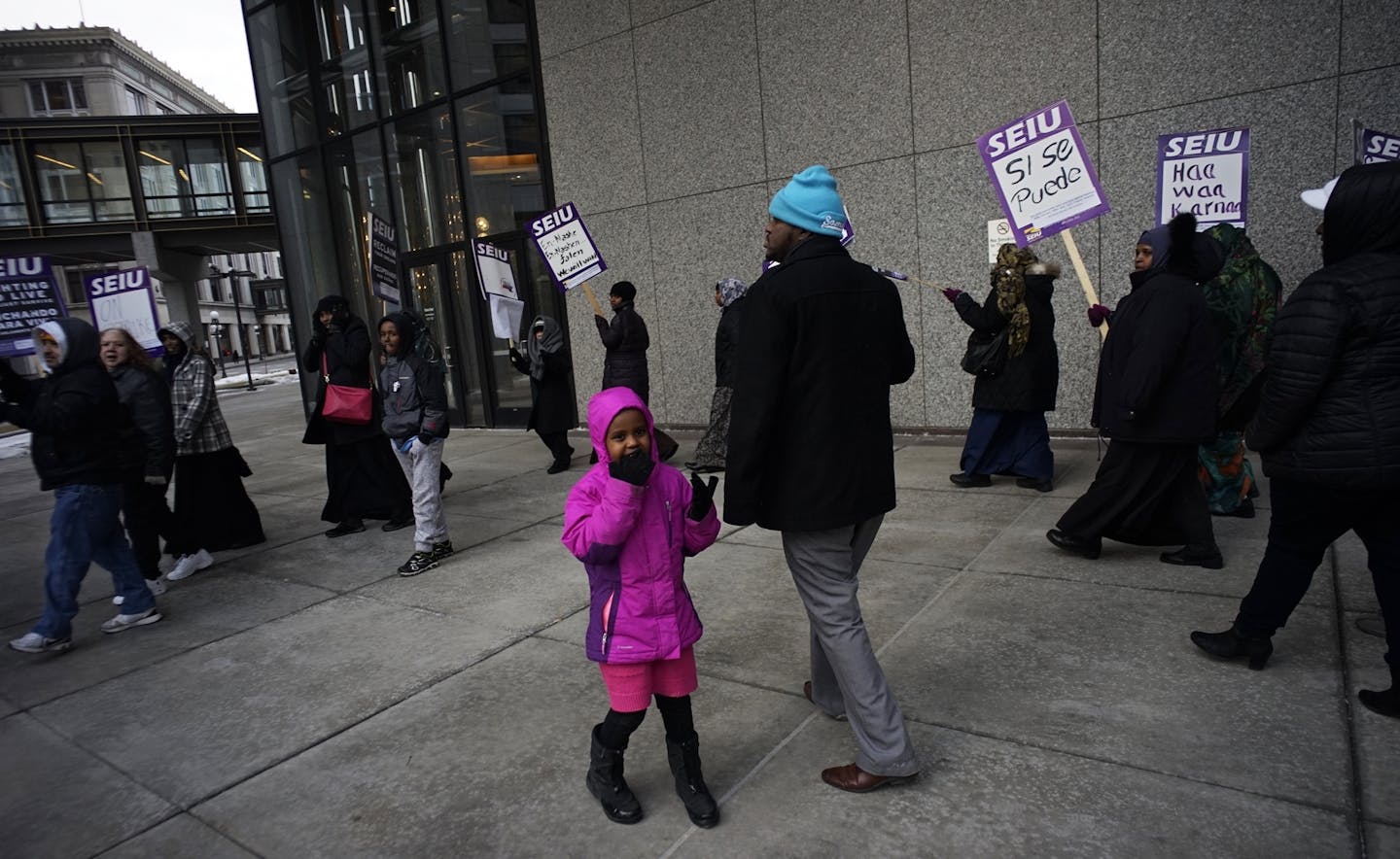 Twin Cities office janitors kick off strike with pickets