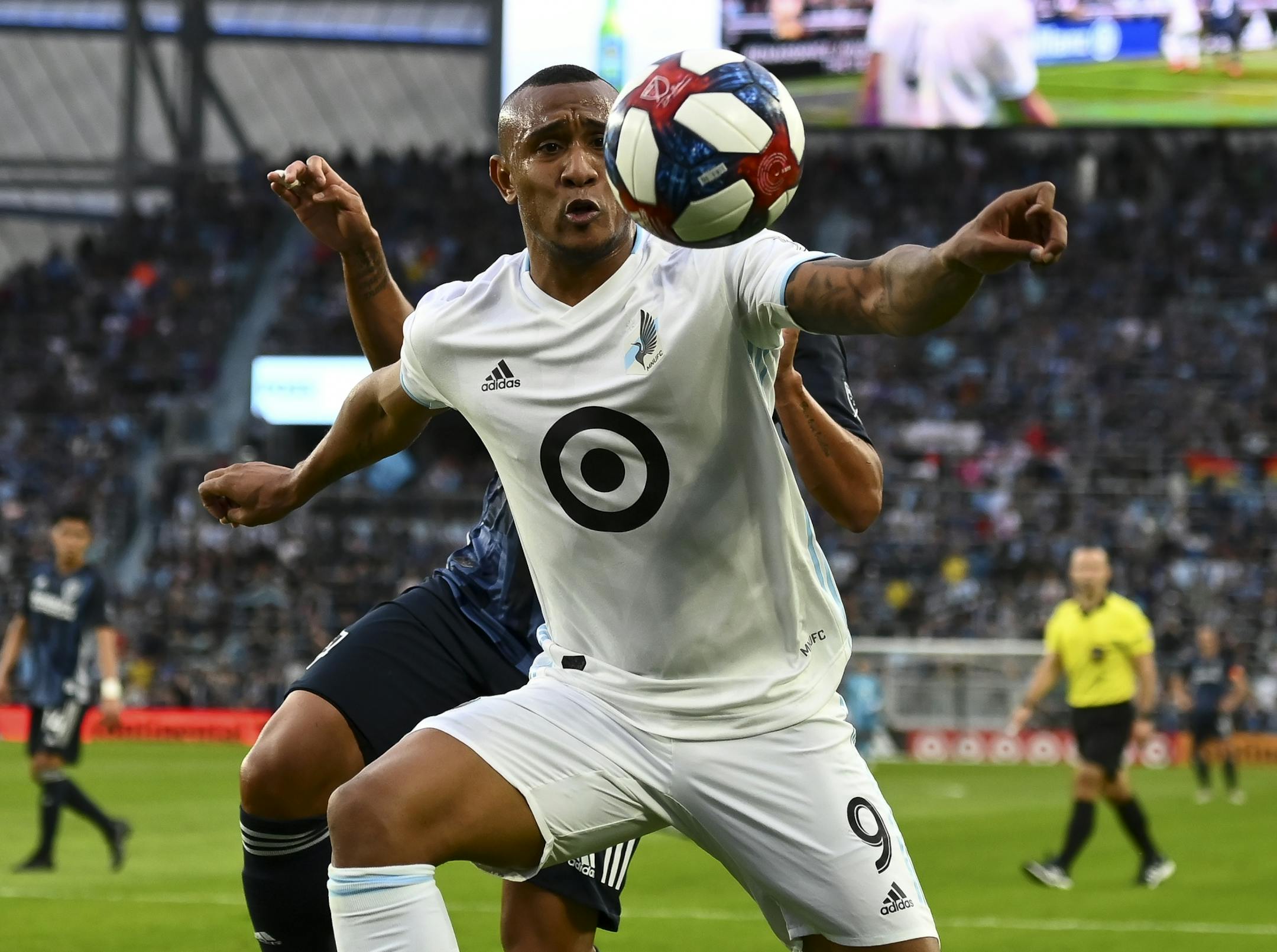 Minnesota United forward Angelo Rodriguez (9) eyed the ball before attempting a shot against the Los Angeles Galaxy in the first half.