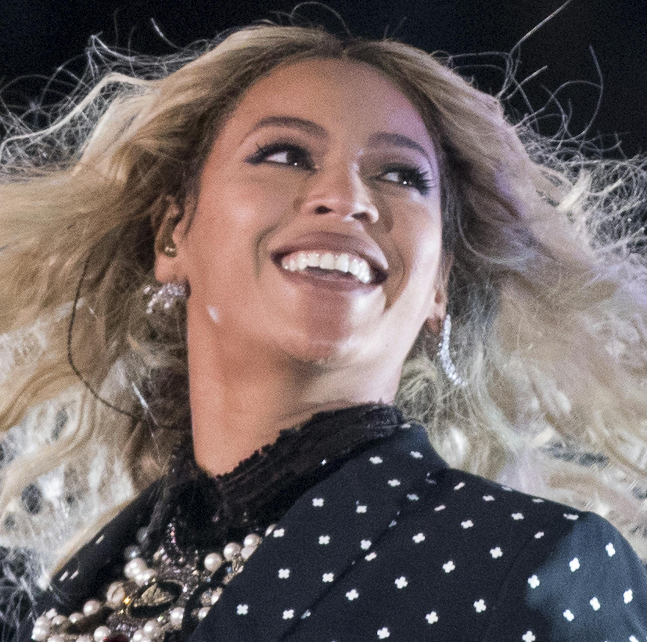 ARCHIVO - Foto de archivo, 4 de noviembre de 2016, de Beyonce actuando en un concierto por la campa&#xf1;a electoral de la dem&#xf3;crata Hillary Clinton en Cleveland. Beyonce, Blake Shelton, Barbra Streisand y Oprah Winfrey encabezar&#xe1;n una telet&#xf3;n para reunir fondos para las v&#xed;ctimas de Harvey el 12 de septiembre de 2017, que ser&#xe1; transmitida en simult&#xe1;neo por las cadenas ABC, CBS, NBC, Fox y CMT. (AP Foto/Andrew Harnik, File)