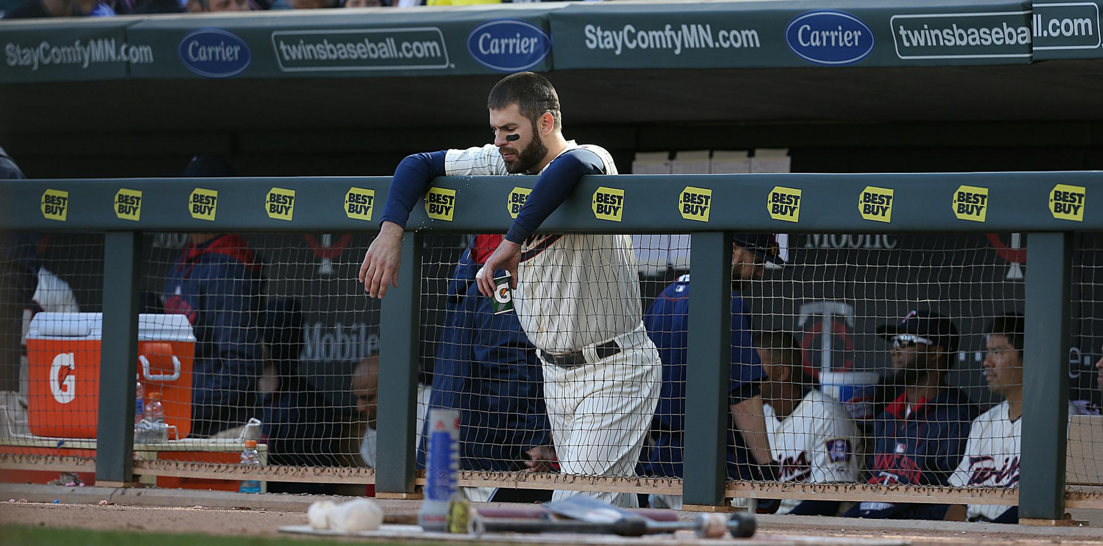 Twins Joe Mauer stood in the dugout during the ninth inning. ] JIM GEHRZ &#xef; james.gehrz@startribune.com / Minneapolis, MN / October 3, 2015 / 12:00 PM &#xf1; BACKGROUND INFORMATION: The Minnesota Twins played the Kansas City Royals at Target Field. Kansas City won the game 5-1 to end the Twins&#xed; playoff hopes.