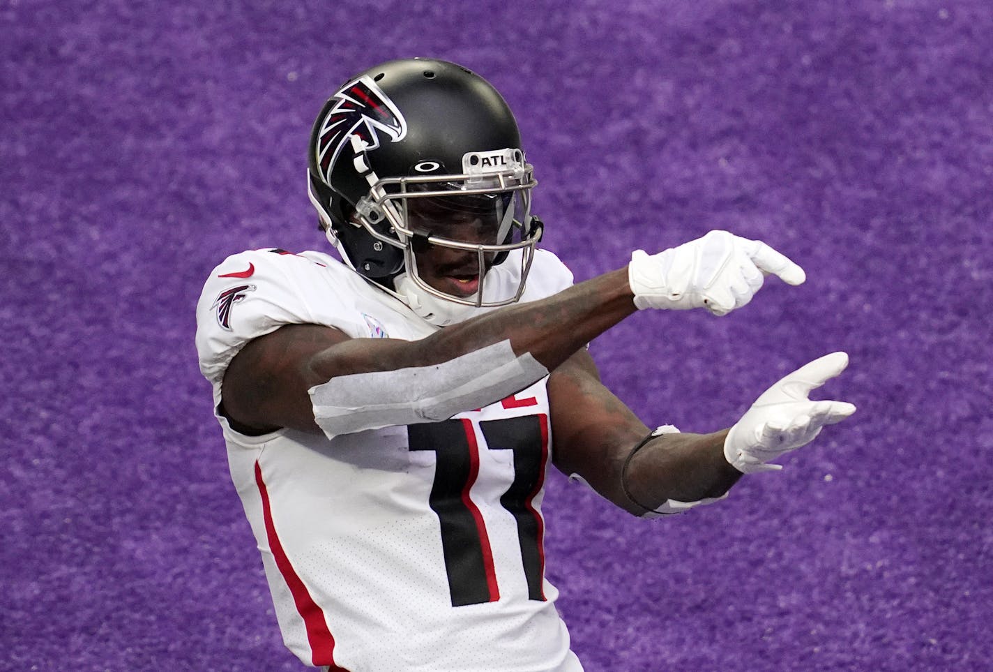 Atlanta Falcons wide receiver Julio Jones (11) celebrated a touchdown after he ran the ball in off a pass from quarterback Matt Ryan (2) in the third quarter. ] ANTHONY SOUFFLE • anthony.souffle@startribune.com The Minnesota Vikings played the Atlanta Falcons at U.S. Bank Stadium in Minneapolis on Sunday, October 18, 2020.