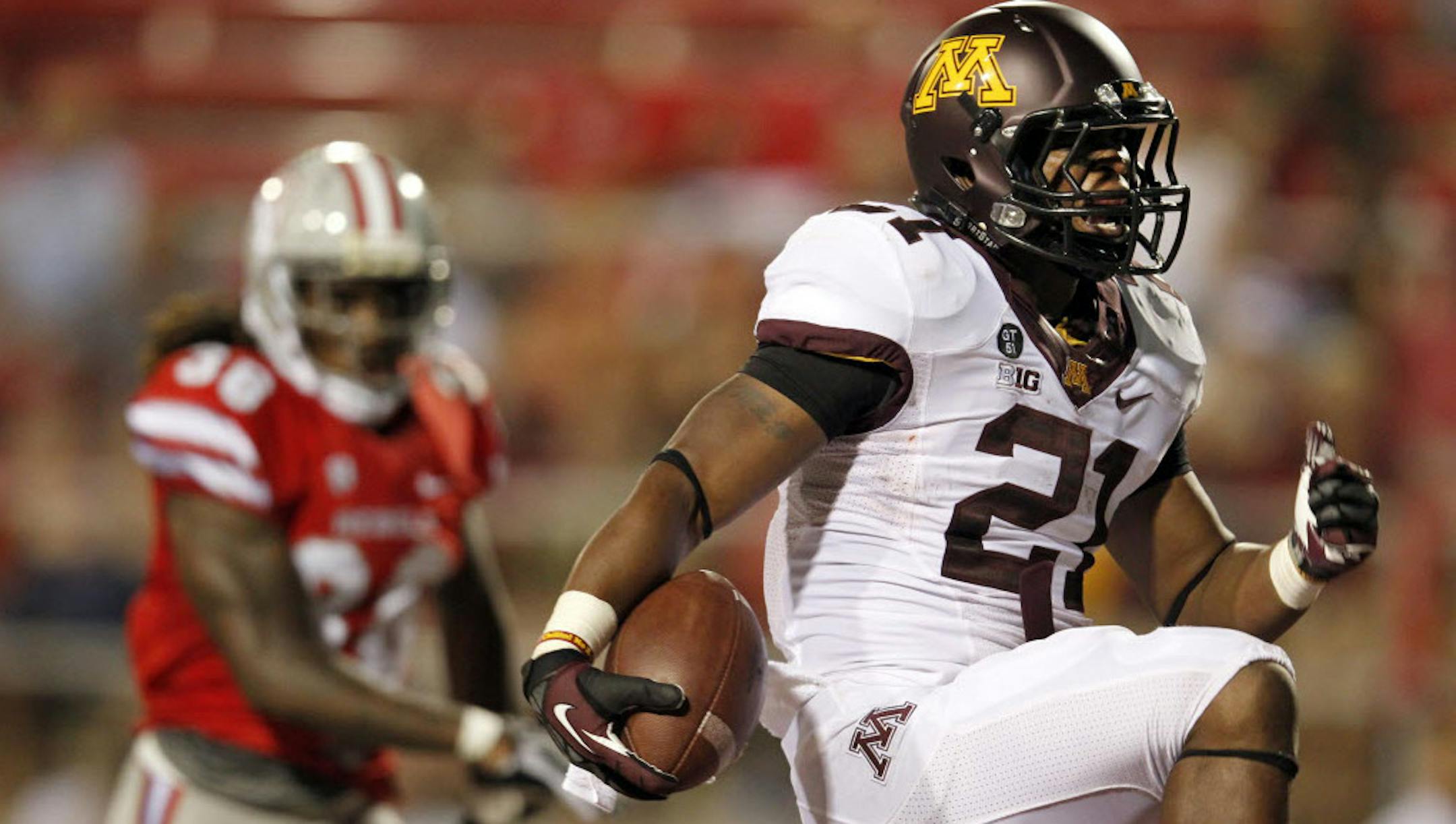Minnesota's James Gillum (21) scores in the second quarter against UNLV.