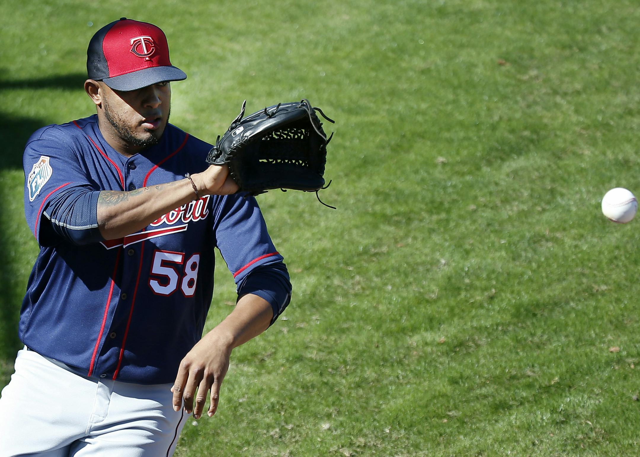Minnesota Twins pitcher Fernando Abad (58) during a first base drill. ] CARLOS GONZALEZ cgonzalez@startribune.com - February 22, 2016, Fort Myers, FL, CenturyLink Sports Complex, Minnesota Twins Spring Training, MLB, Baseball, first practice for pitchers and catchers