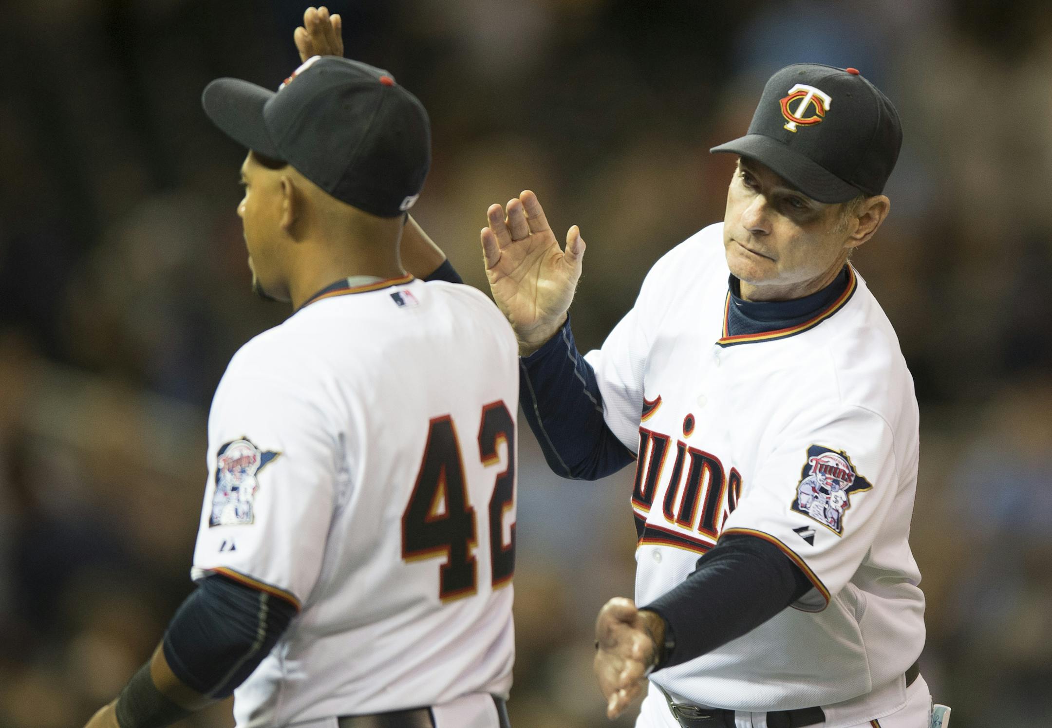 Minnesota Twins manager Paul Molitor pats shortstop Eduardo Escobar on the back after beating the Kansas City Royals 3-1 on Wednesday night. ] (Aaron Lavinsky | StarTribune) aaron.lavinsky@startribune.com The Minnesota Twins play the Kansas City Royals on Wednesday, April 15, 2015 at Target Field.