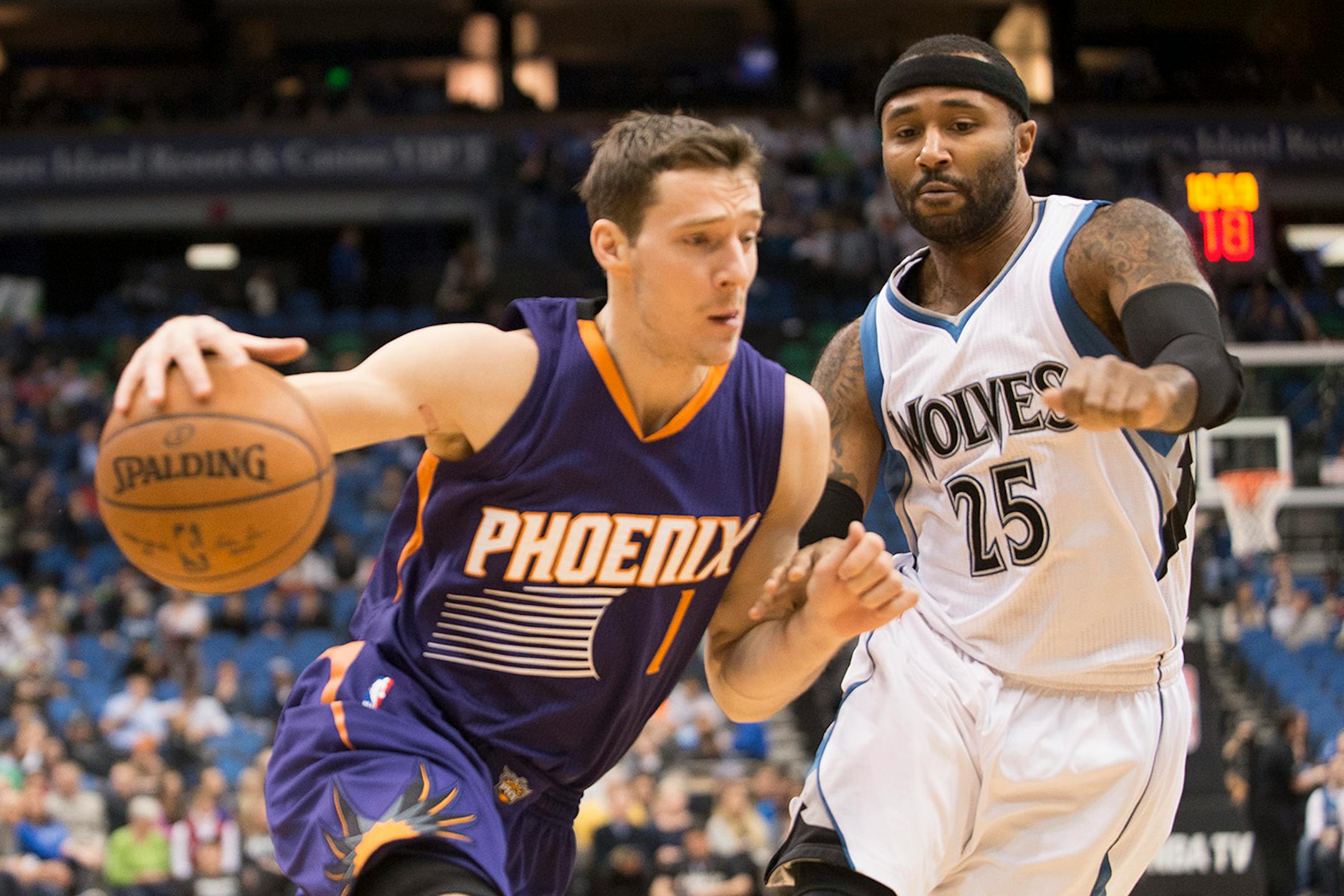 Minnesota Timberwolves guard Mo Williams (25) guards Phoenix Suns guard Goran Dragic (1) as he drives toward the basket in the first quarter.] (Aaron Lavinsky | StarTribune) The Minnesota Timberwolves play the Phoenix Suns Wednesday, Jan. 7, 2014 at Target Center in Minneapolis.